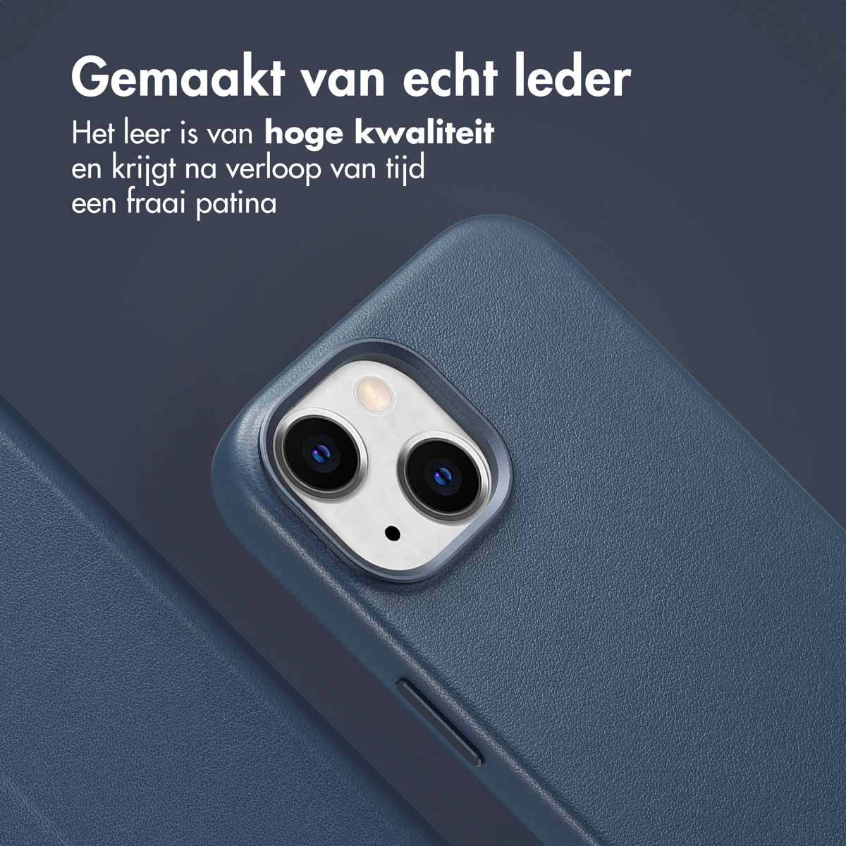 Donkerblauwe telefoonhoes. De hoes is gemaakt van hoogwaardig leer. Telefoon en camera zichtbaar.