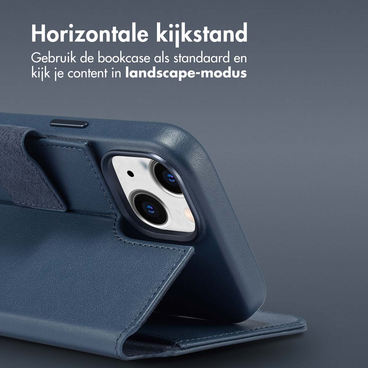 Blauwe telefoonhoes in landschapsmodus, met een telefoon die het scherm toont.