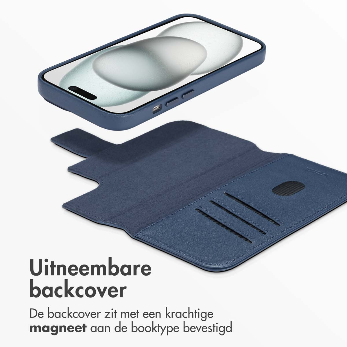 Een blauwe telefoon wordt uit een blauwe hoes gehaald.
