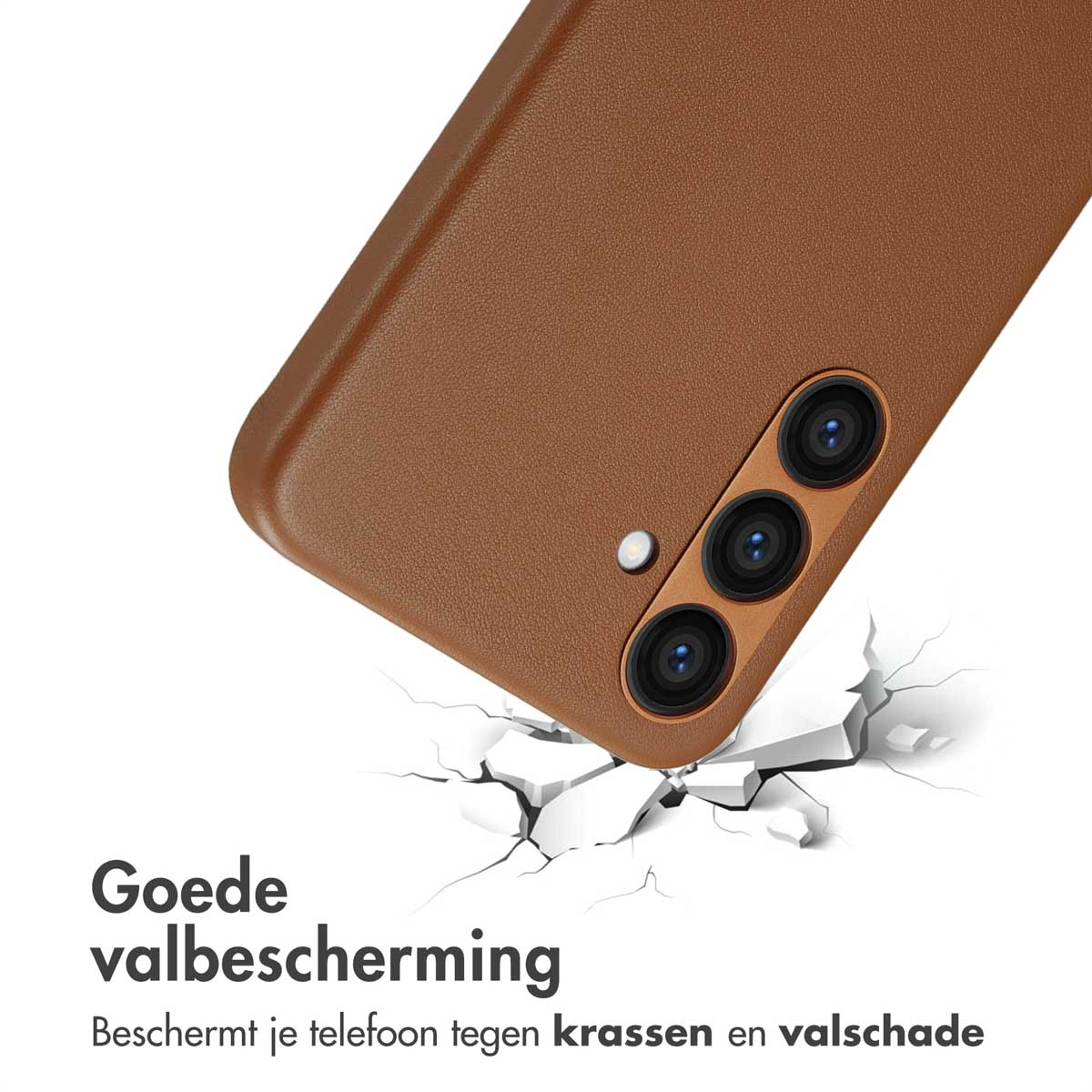 Bruine telefoonhoes op een oppervlak. De hoes heeft een telefoon erin. Tekst: Goede valbescherming. Beschermt tegen krassen en schade.