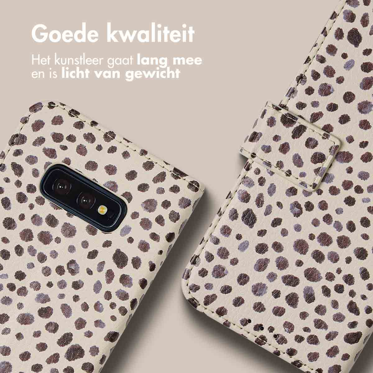 Étui de téléphone avec des taches marron et fond crème. Texte sur la bonne qualité.