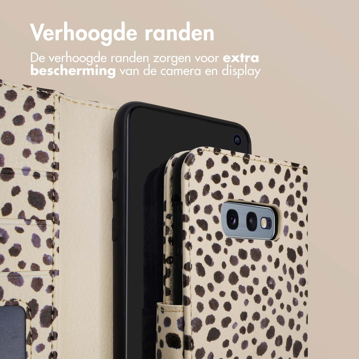 Téléphone dans un étui crème et marron tacheté. Texte concernant les bords surélevés.