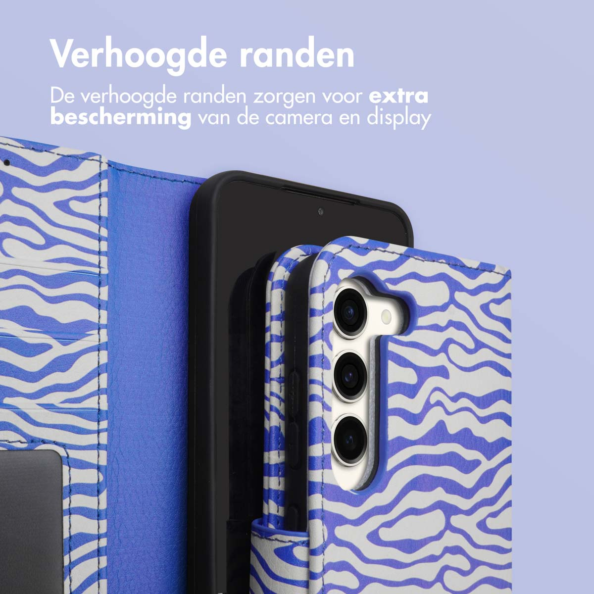Blauw-wit patroon telefoonhoesje met een telefoon erin. Hoesje heeft opstaande randen.