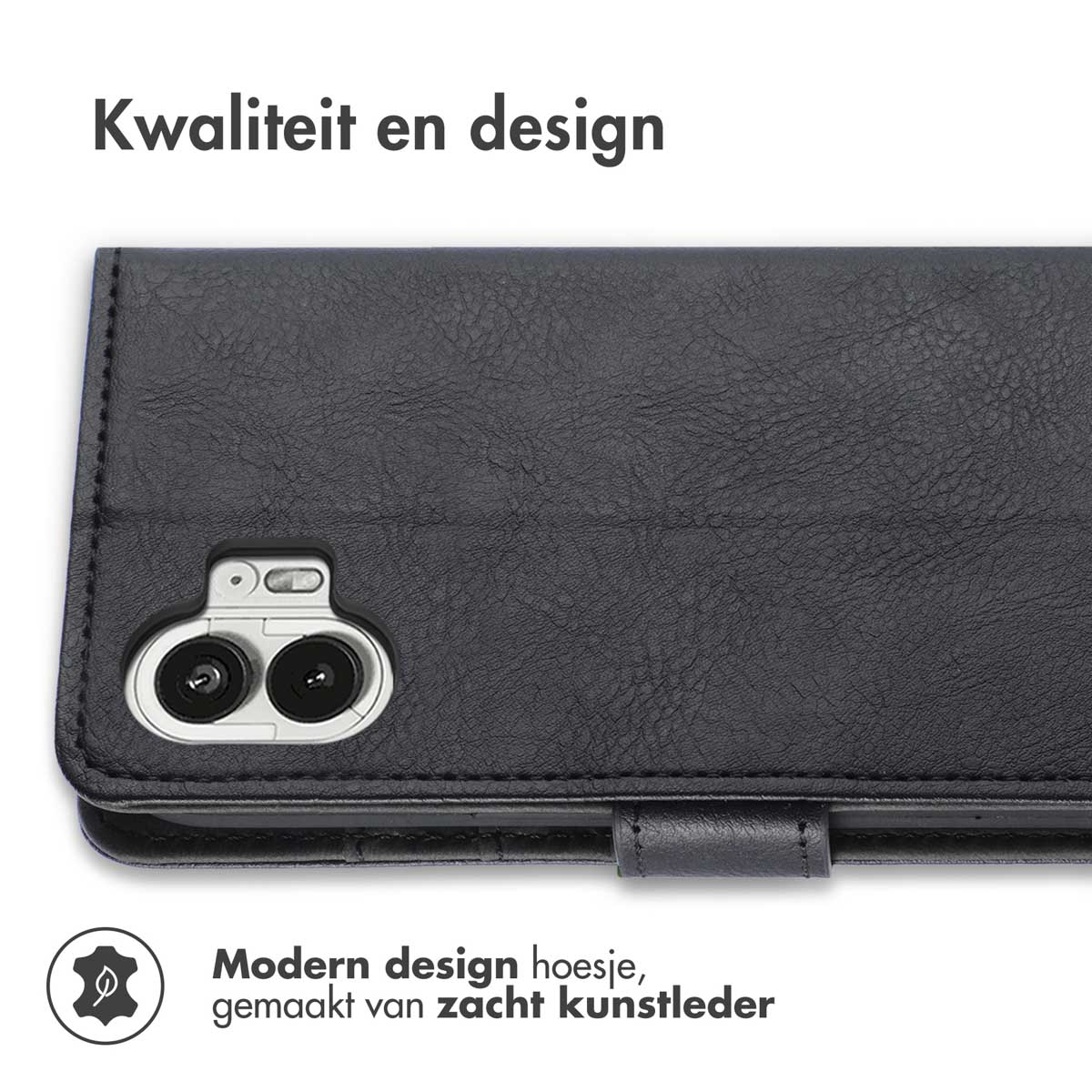 Een zwarte telefoonhoes met een lederen afwerking wordt open gepresenteerd, waardoor de camera van de telefoon zichtbaar wordt.