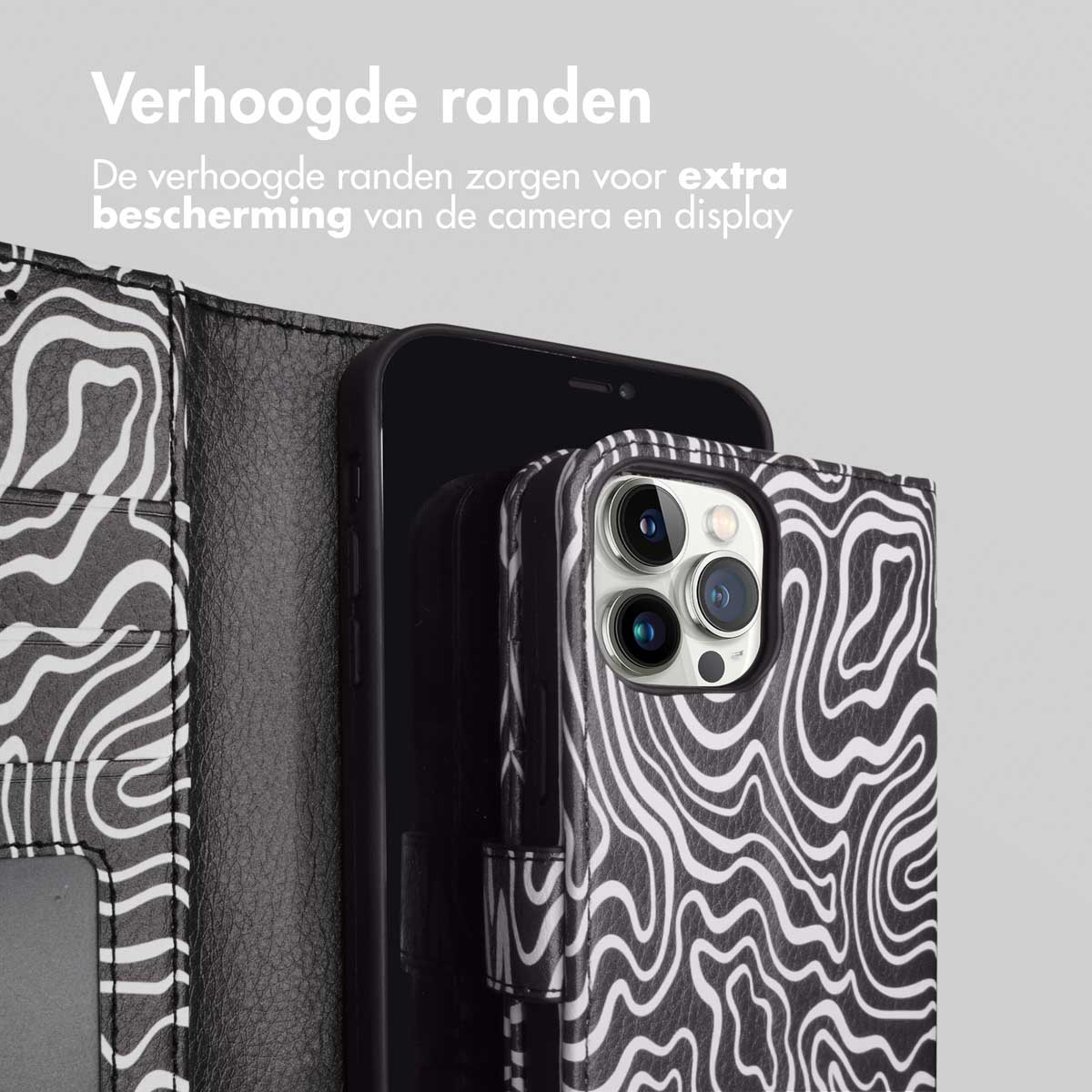 Schwarz-weiß gemusterte Handyhülle offen, zeigt ein Telefon. Text: Verhoogde randen. Das Telefon ist schwarz.