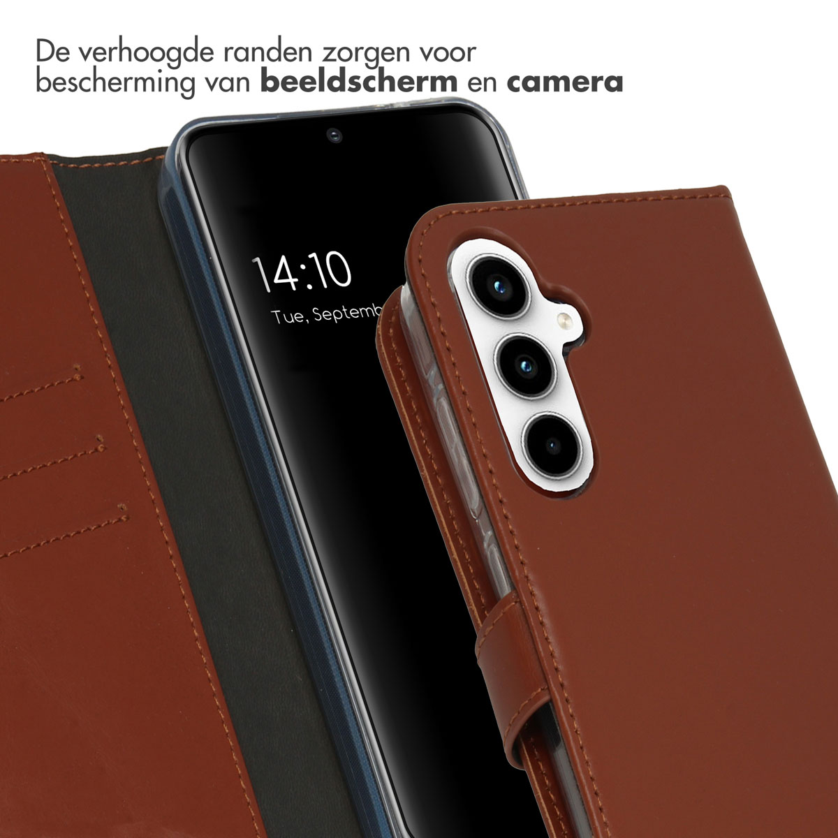 Téléphone à l'intérieur d'un étui en cuir marron. Le téléphone affiche l'heure et la date. L'étui est ouvert.