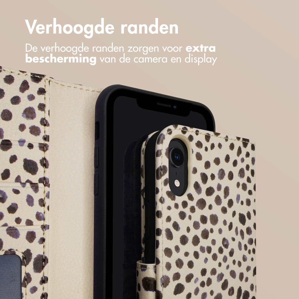 Coque de téléphone avec imprimé guépard. Téléphone à l'intérieur. Coque ouverte. Protège la caméra et l'écran.