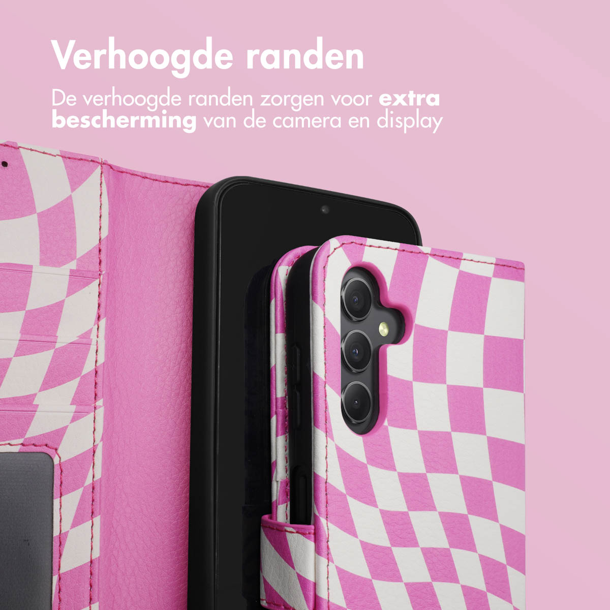 Téléphone dans un étui à damier rose et blanc. Texte sur les bords surélevés.