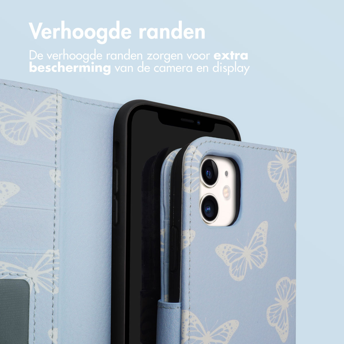 Blauwe telefoonhoes met vlinderpatroon. Telefoon in hoes. Open weergave.