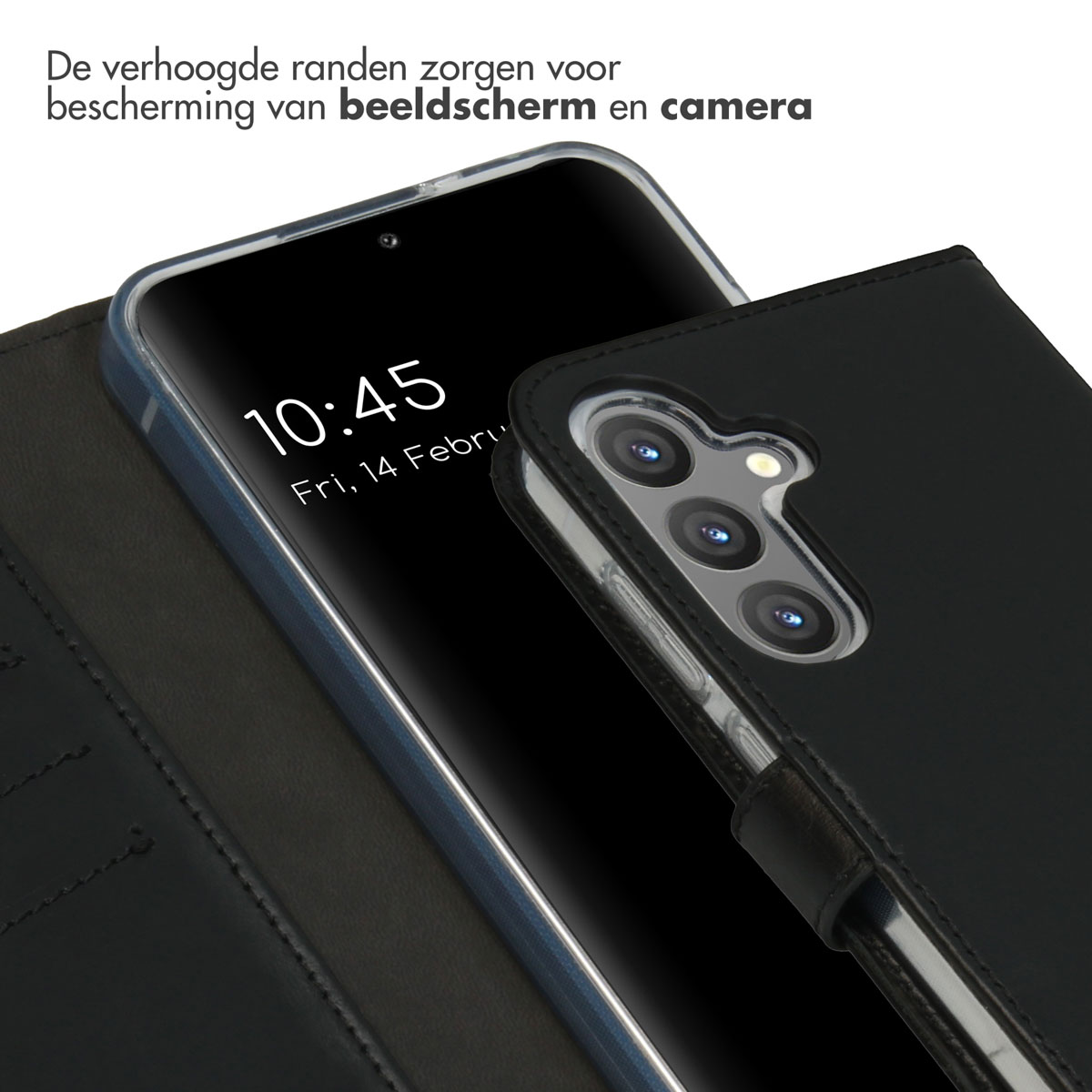 Téléphone dans un étui noir. L'écran affiche l'heure et la date. Fond noir.