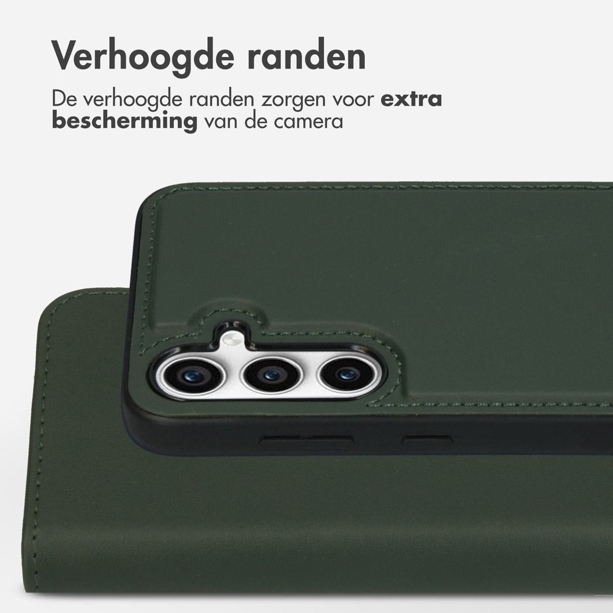 Telefoon in een groene case. Telefoon heeft camera's. Donkergroene achtergrond.