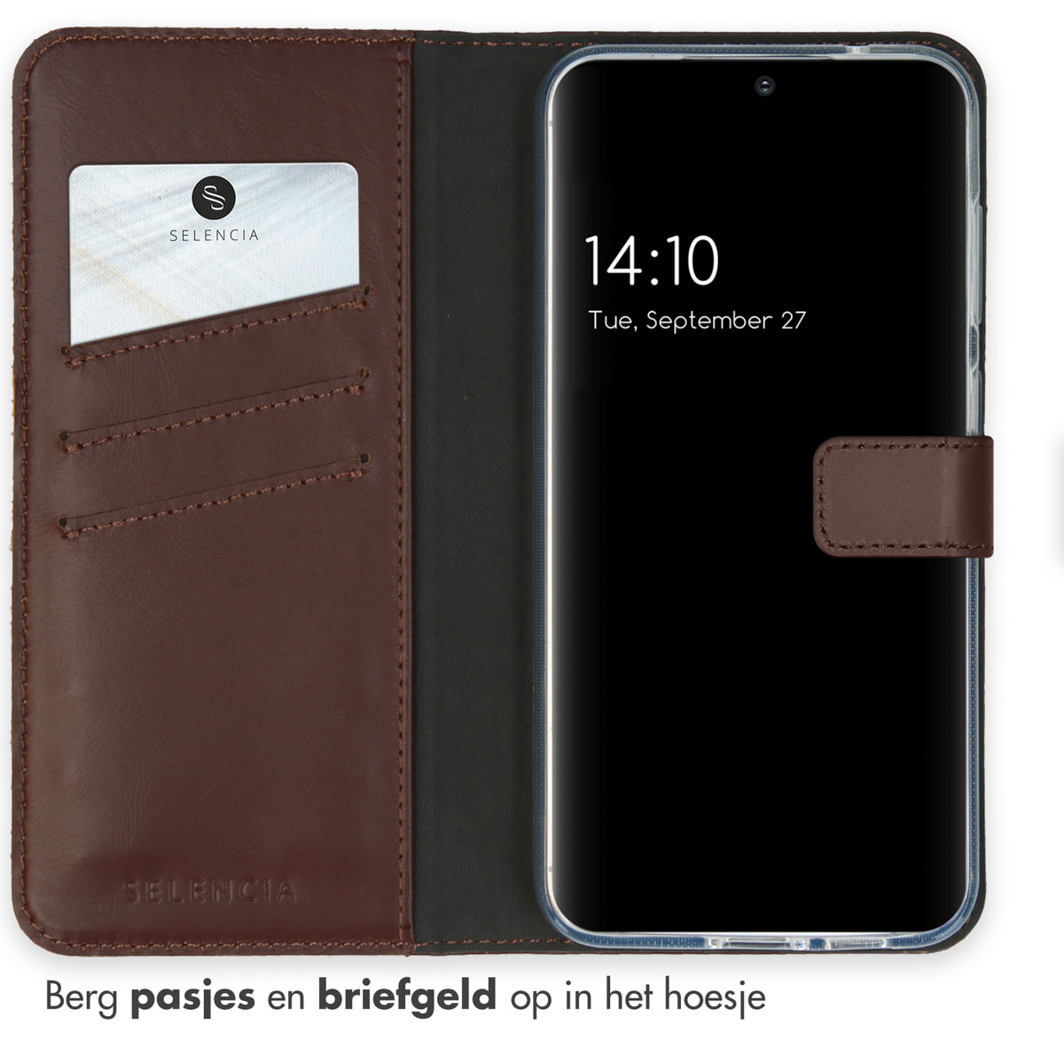 Bruine leren telefoonhoes, open. Telefoon toont tijd. Binnenkant met kaartsleuven.