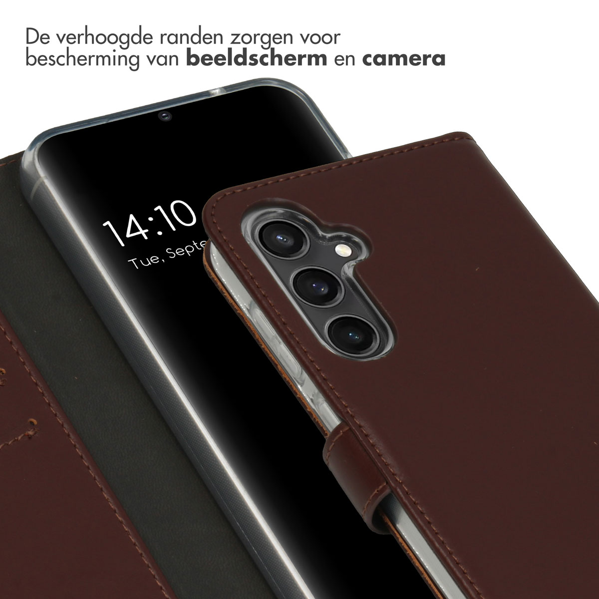Bruine telefoonhoes, open, met telefoon erin. Toont tijd en datum.