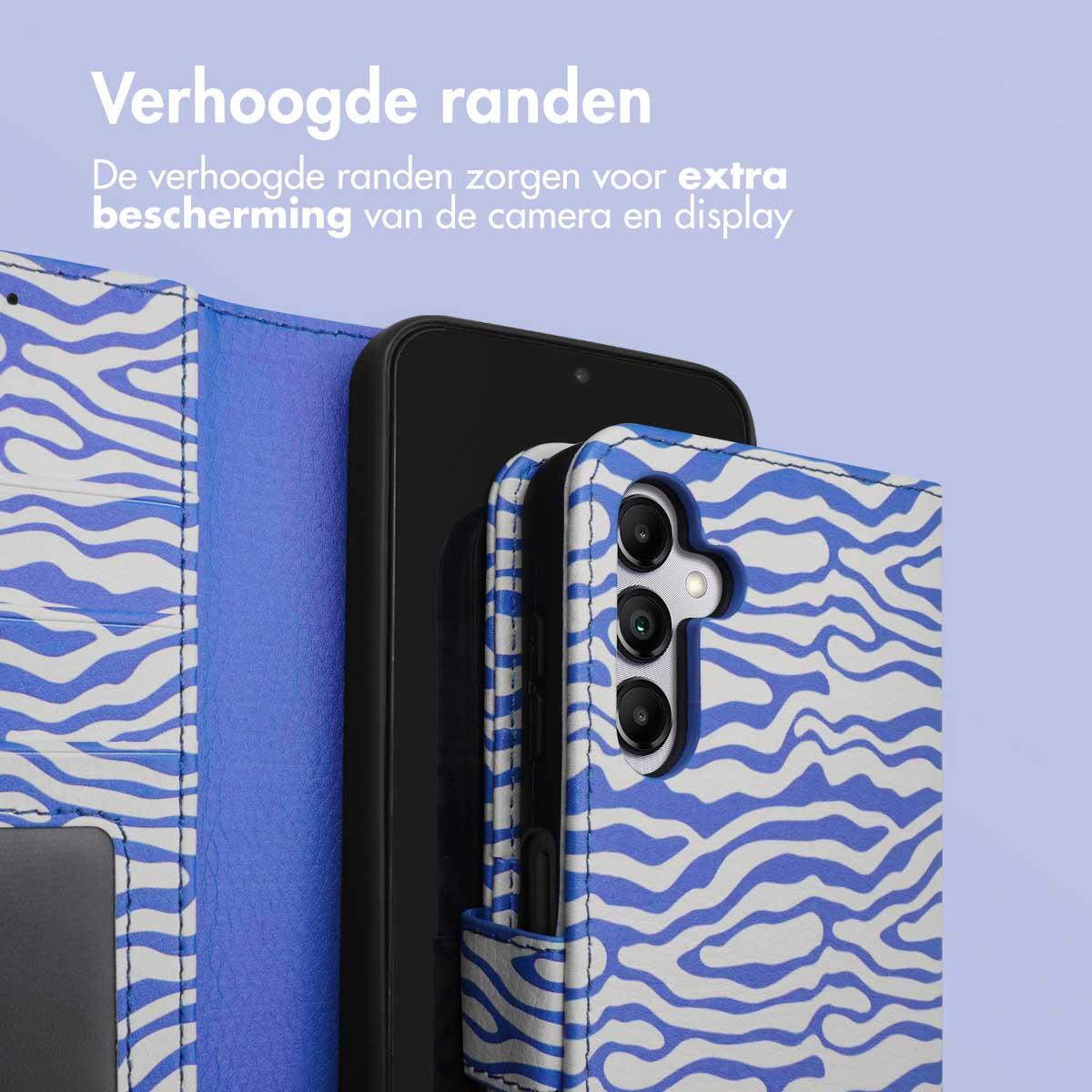 Telefoon in een blauw-wit gestreept zebra-hoesje. De hoes is open. Het scherm van de telefoon is zichtbaar.