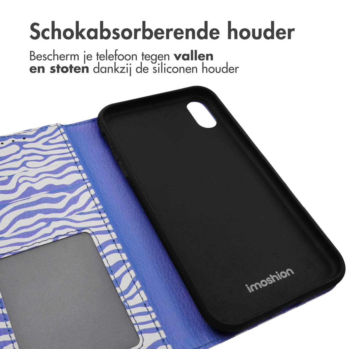 Coque de téléphone noire à l'intérieur d'un étui portefeuille imprimé zébré violet et blanc. Le téléphone a un écran noir.