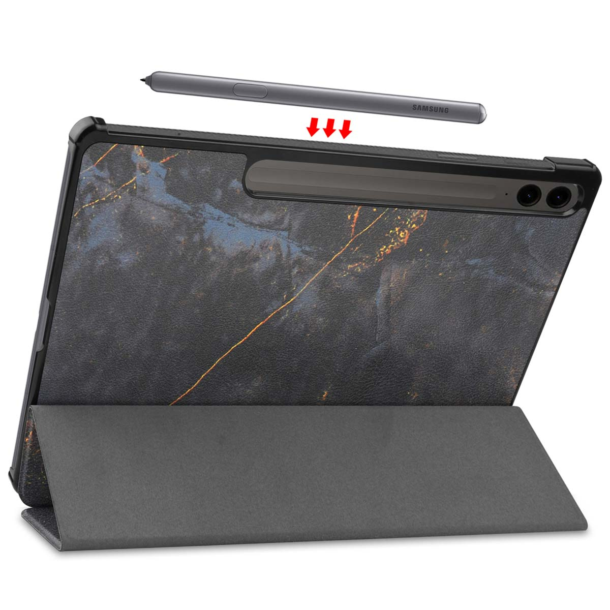 Un tablet con custodia e penna. La custodia è nera con un motivo marmoreo. La penna è sopra il dispositivo.