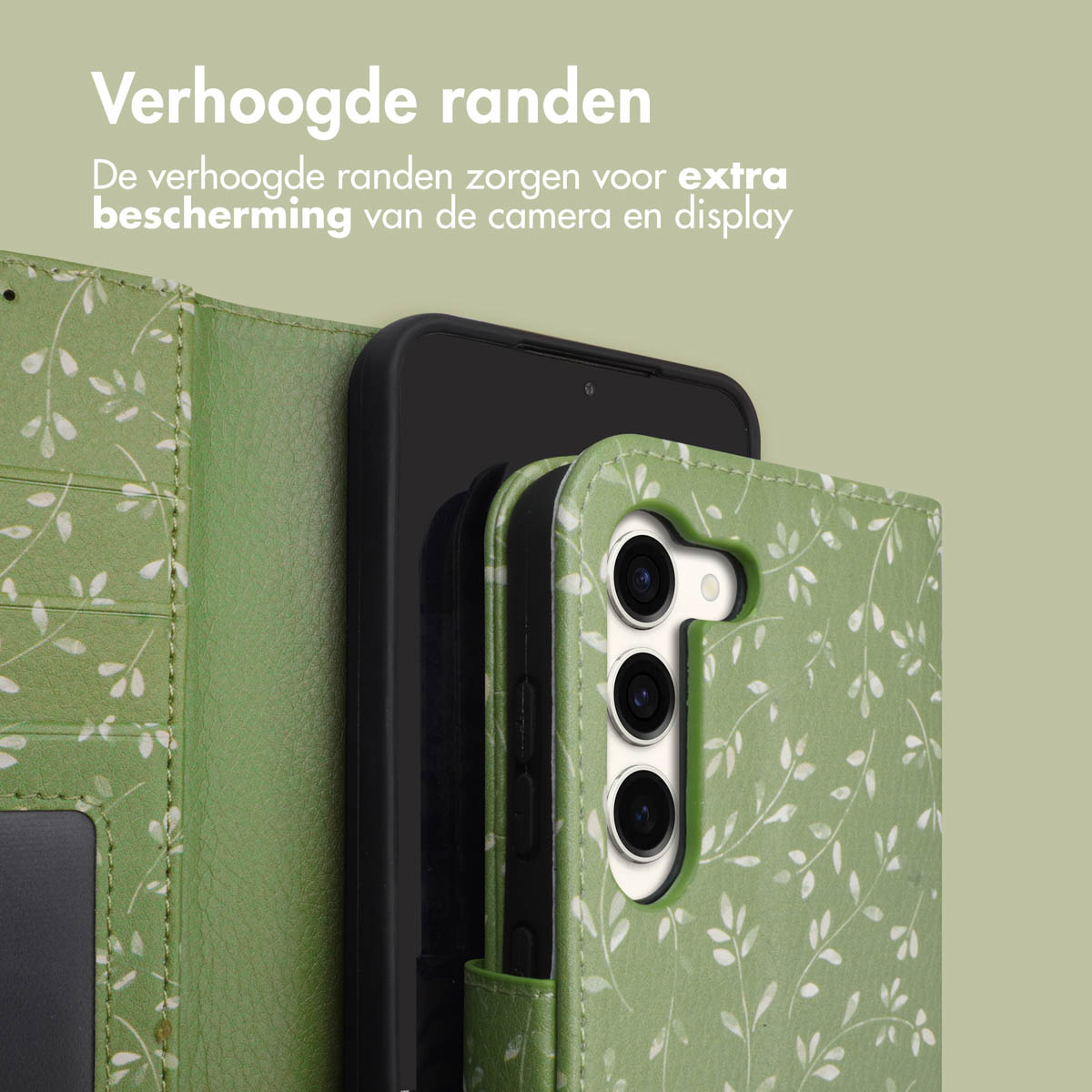 Een groene telefoonhoes met een wit bloemenpatroon. Telefoon zit erin. De hoes heeft verhoogde randen.