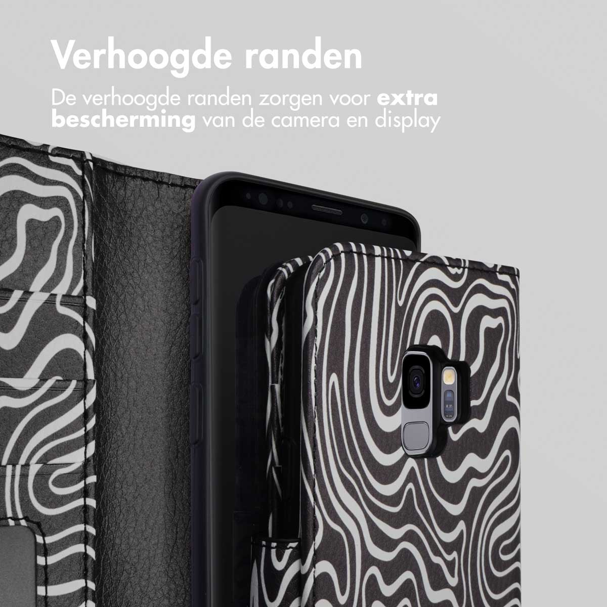 Telefoon in een hoesje met zebraprint, open. Zwart telefoonscherm zichtbaar.