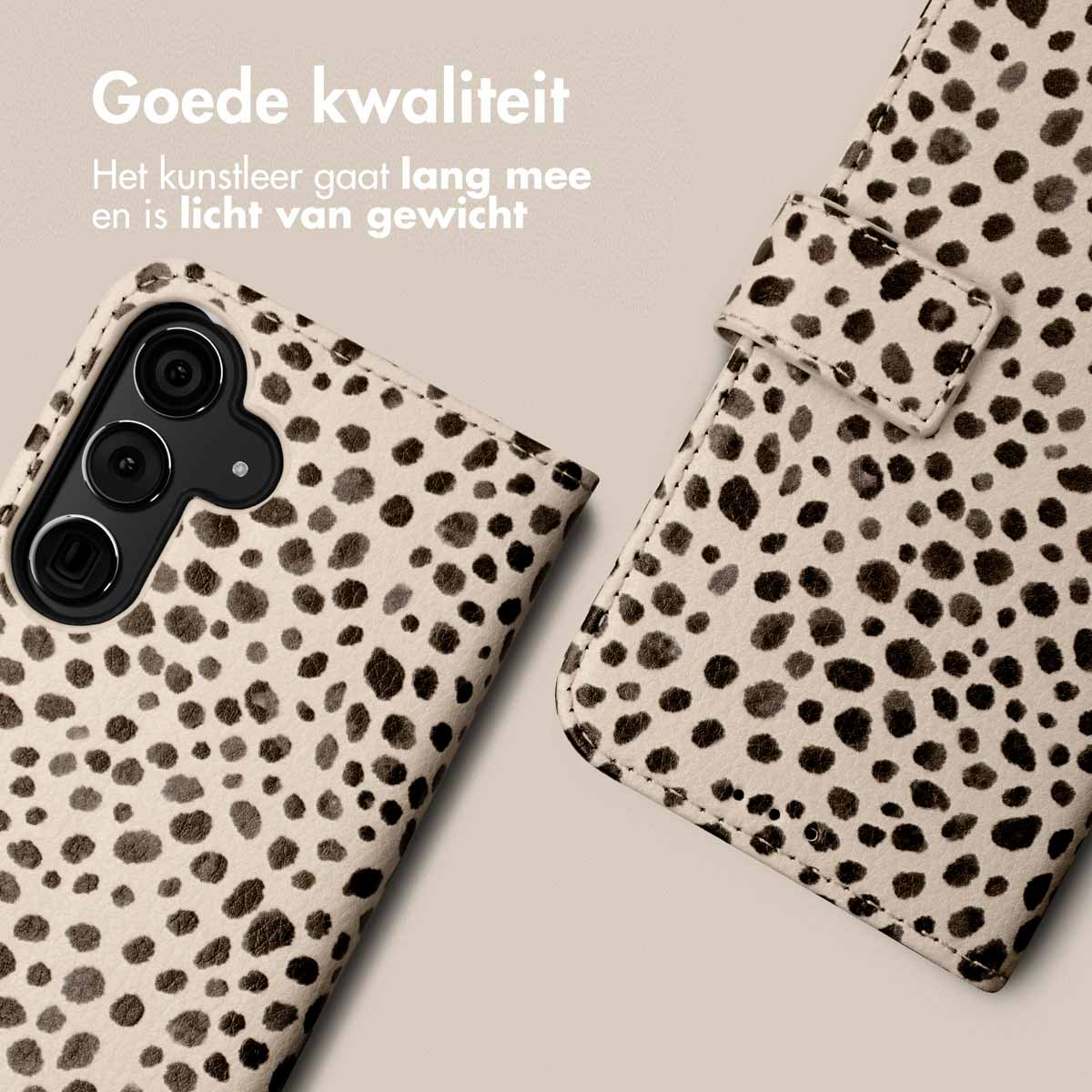 Telefoonhoesje met zwart-witte stippen. De hoes is lichtbeige en heeft een flap.