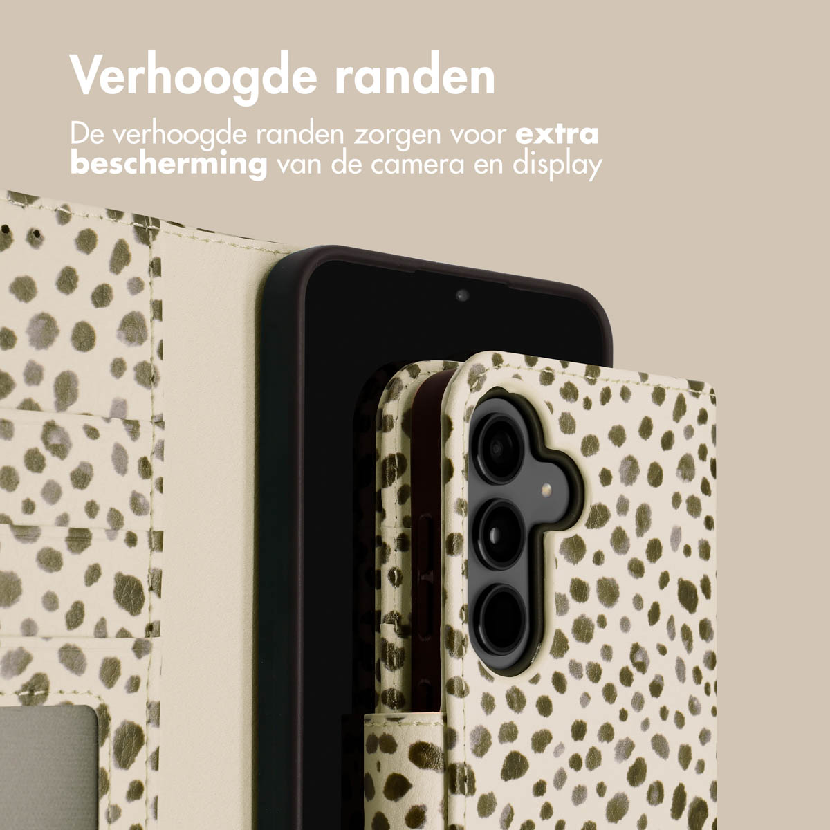 Een telefoon in een gestippelde hoes. De hoes is open en toont de telefoon. De telefoon heeft 3 camera's.