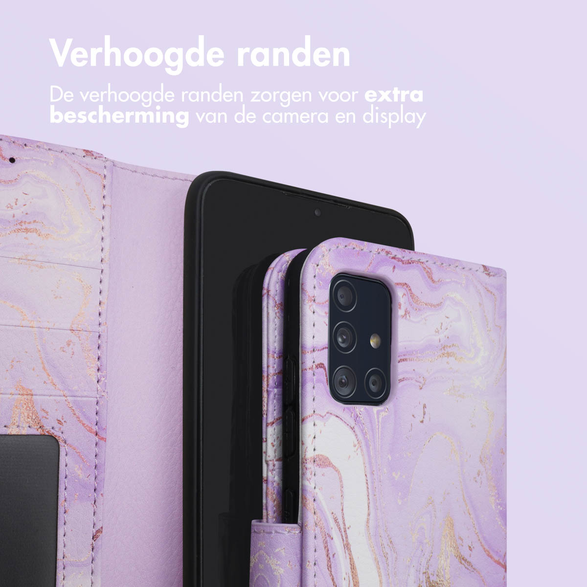Paarse telefoonhoes met marmer effect op een telefoon. Zwarte telefoon binnenin. Tekst: Extra bescherming van de camera en het display.