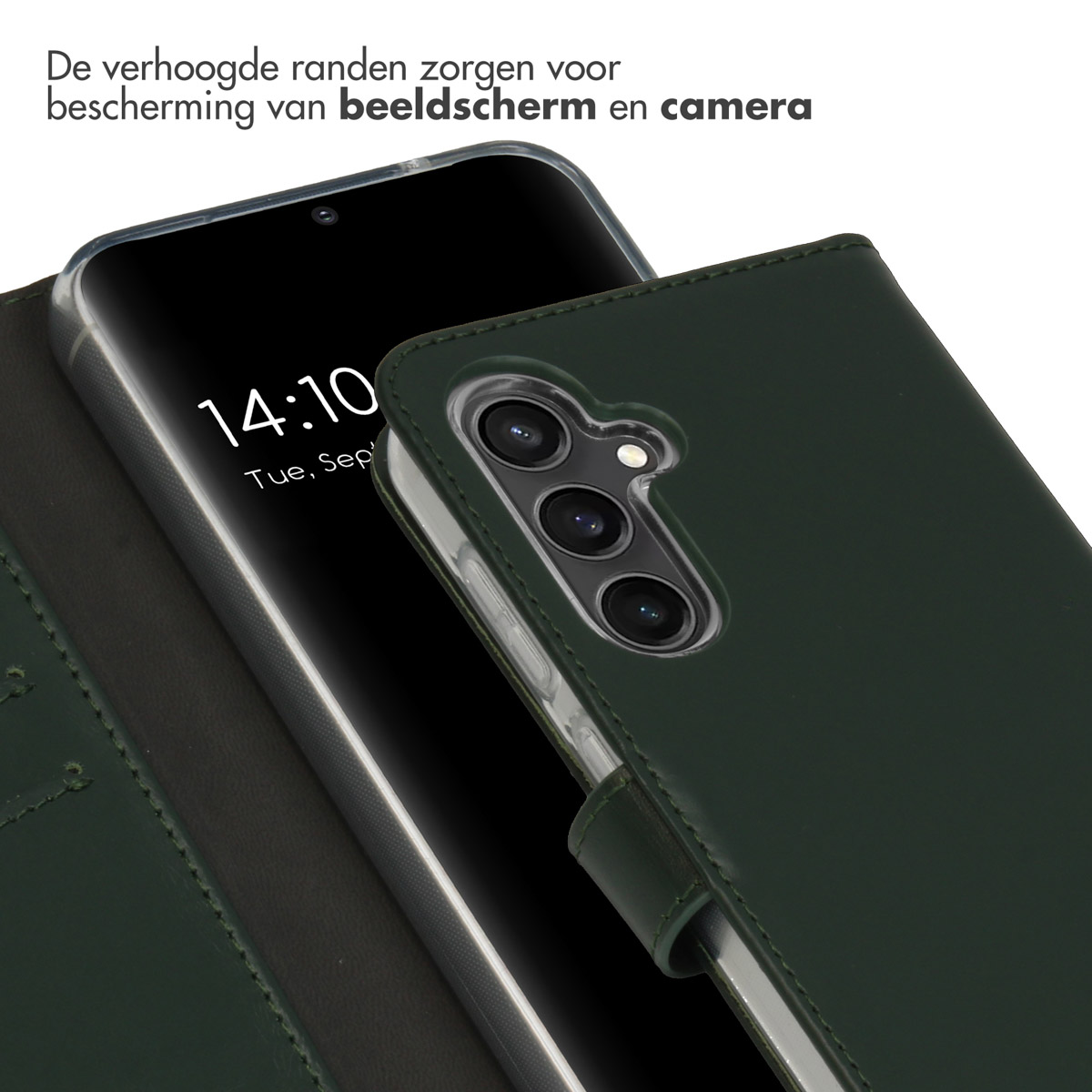 Étui de téléphone vert foncé avec téléphone. Heure à l'écran, en gros plan.