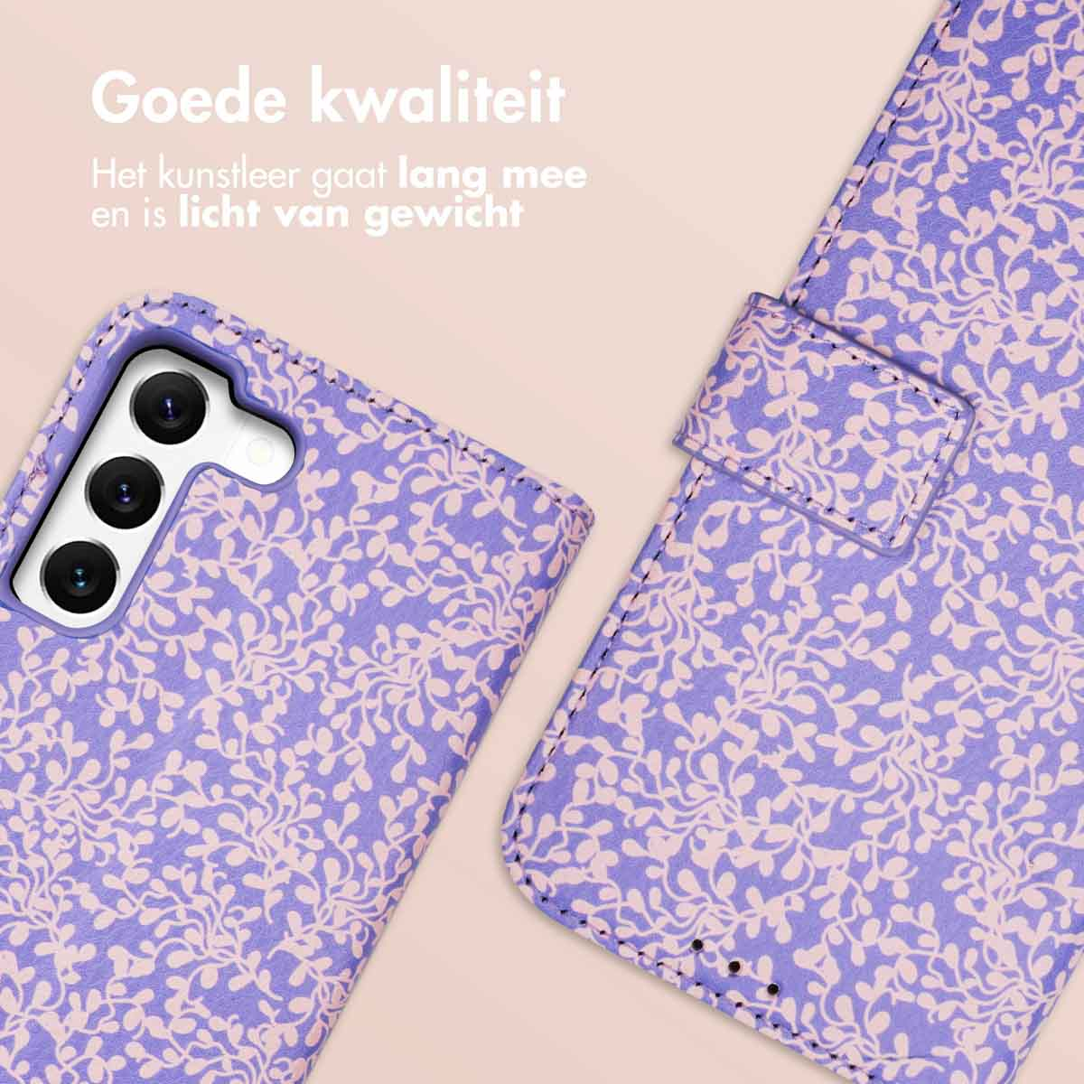 Coque de téléphone violette avec un motif floral. Elle a un rabat et un téléphone à l'intérieur.