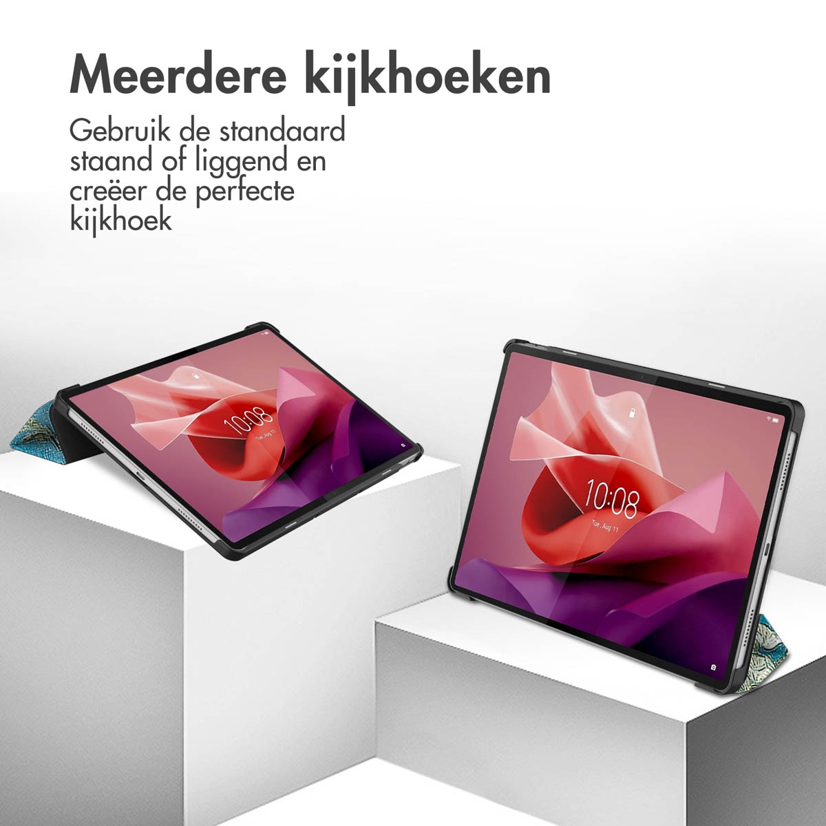 Tablets in hoesjes, schuin op witte blokken. Tekst bovenaan.