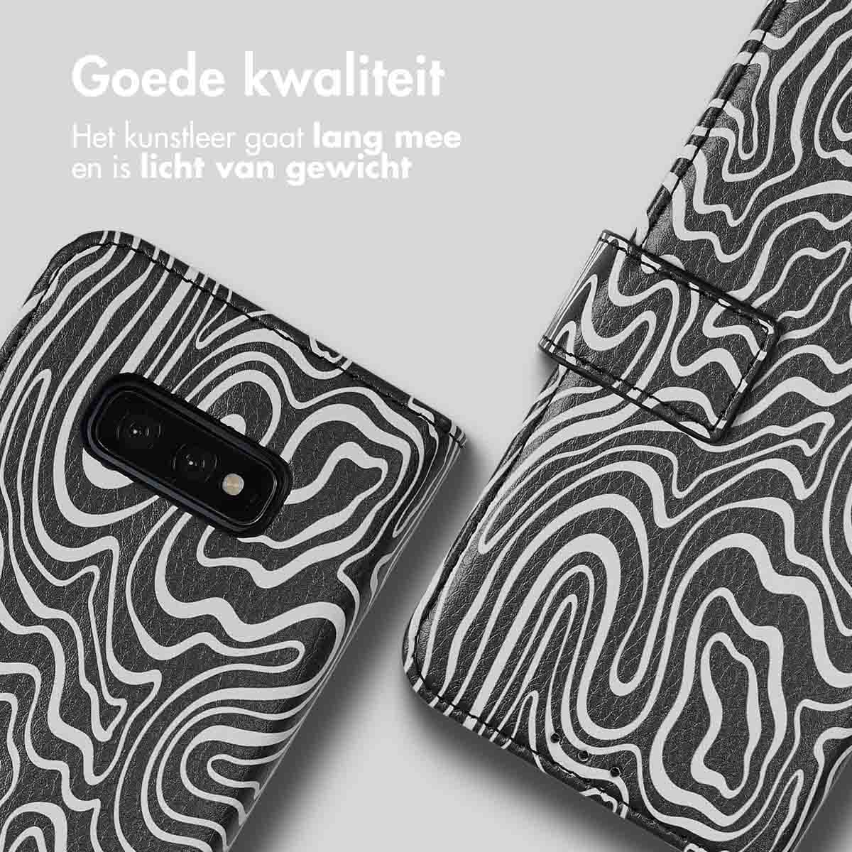 Un étui de téléphone avec un motif de vagues noir et blanc. Vue rapprochée de l'étui.