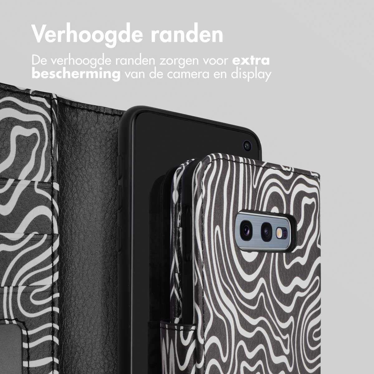Téléphone noir dans un étui zébré. L'étui est ouvert, révélant l'écran du téléphone.