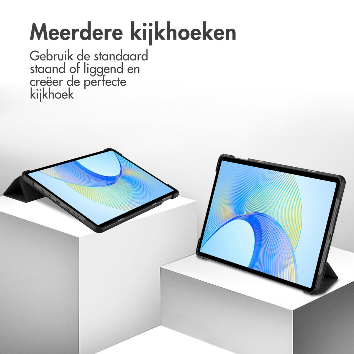 Twee tablets in hoesjes, één staand, één gekanteld, op witte platforms.