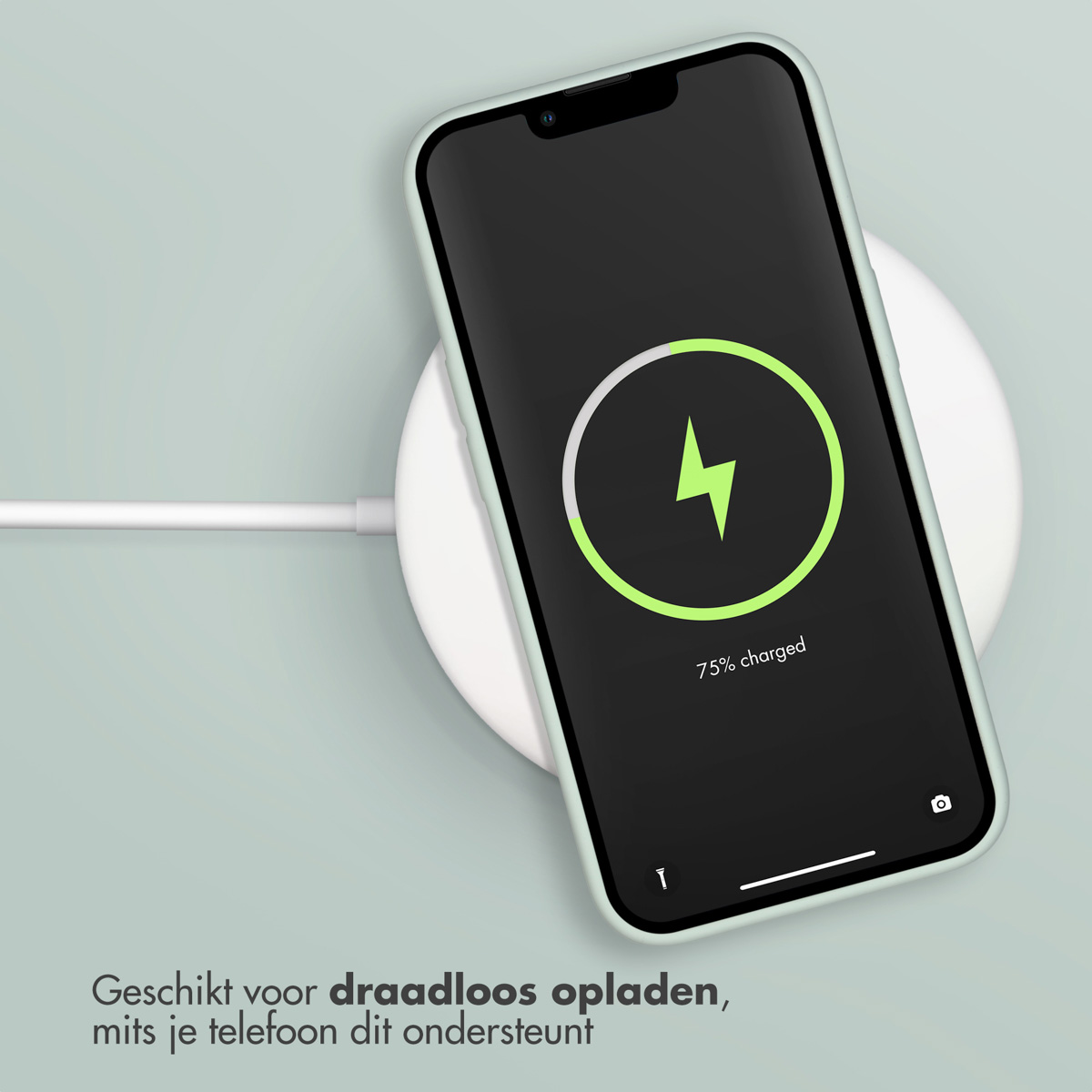 Een telefoon op een draadloze oplader, met de laadstatus. De telefoon heeft een groene hoes.