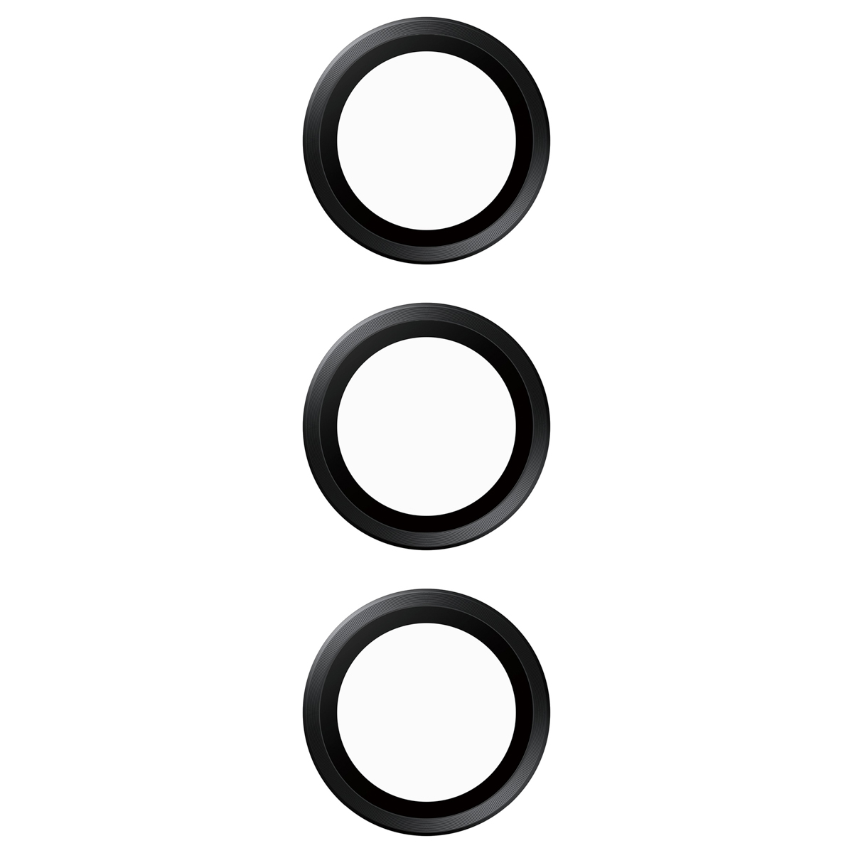 Tre protezioni per lenti della fotocamera nere su sfondo bianco.