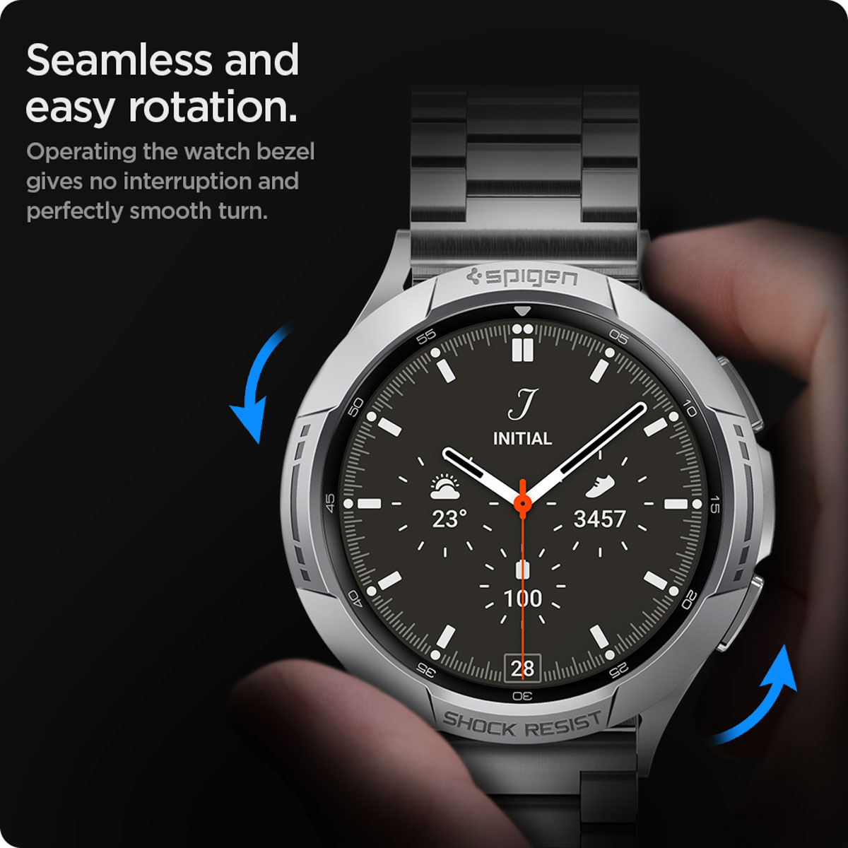 Zilveren smartwatch met de tijd weergegeven. De horlogeband is ook zilver.