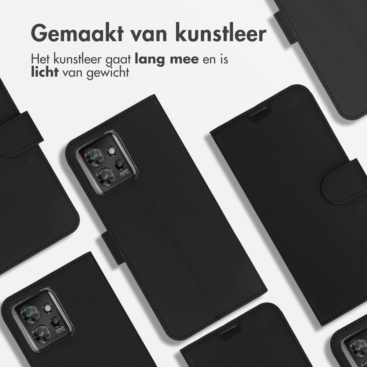 Coques de téléphone noires sur une surface. Les coques sont en similicuir.