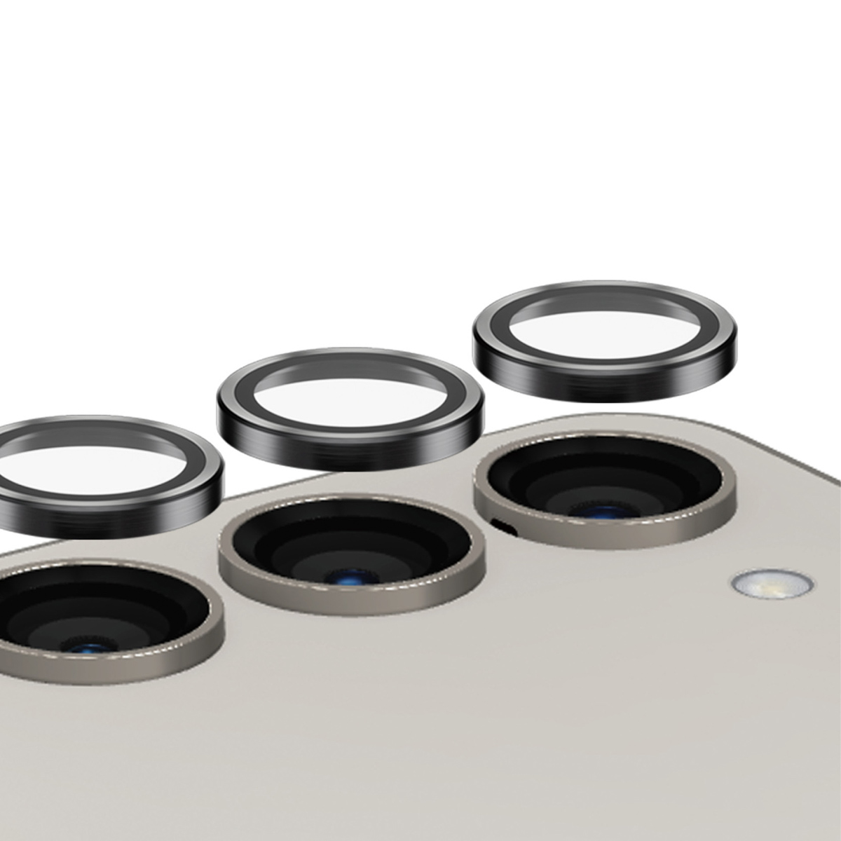 Close-up van een lensbeschermerset voor de telefooncamera. Vier lenzen op een rij. Zwarte en zilveren kleuren.