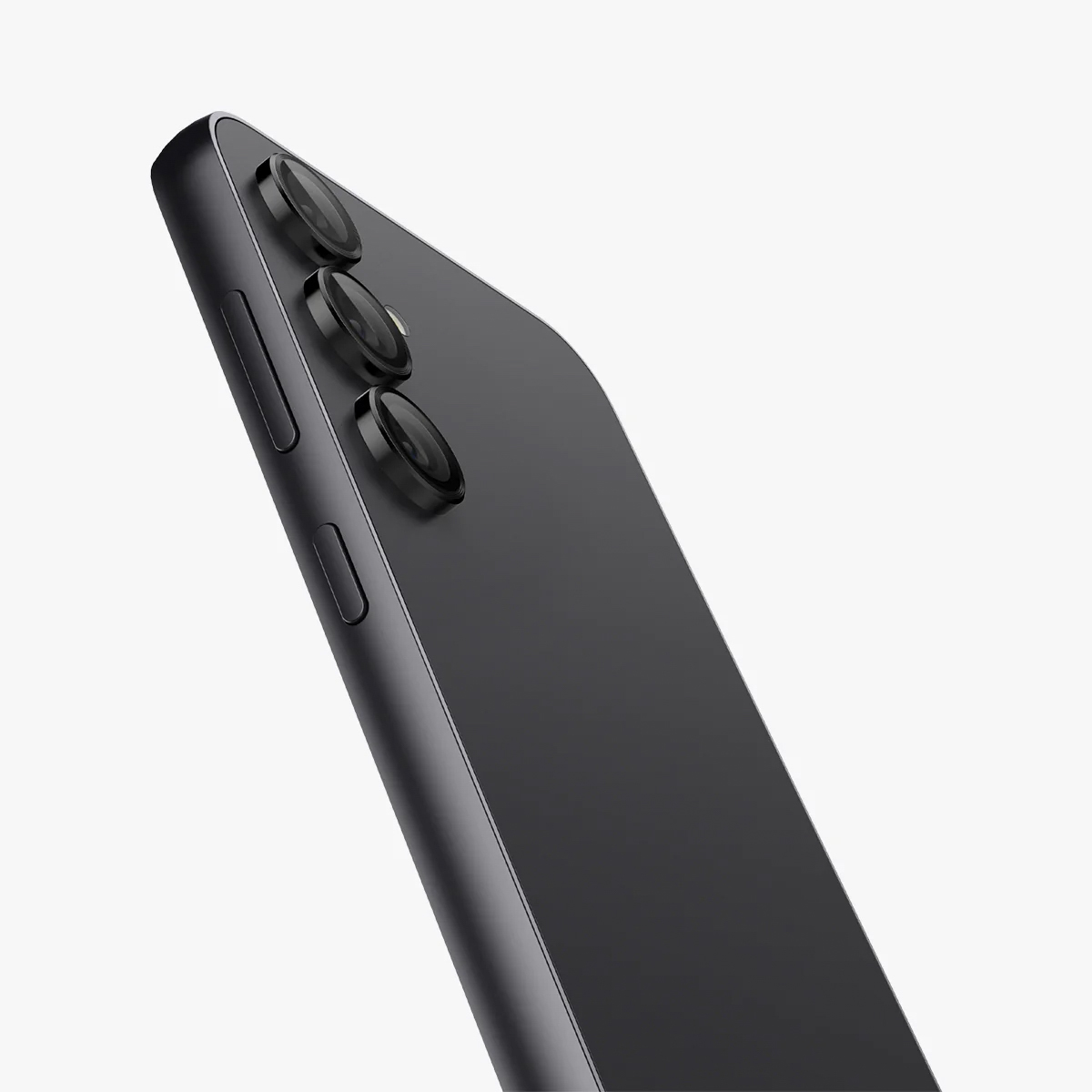 Téléphone noir avec trois lentilles de caméra sur le côté.