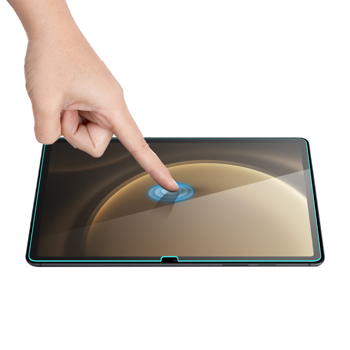 Una mano tocca lo schermo di un tablet. Lo schermo mostra un design dorato e circolare.
