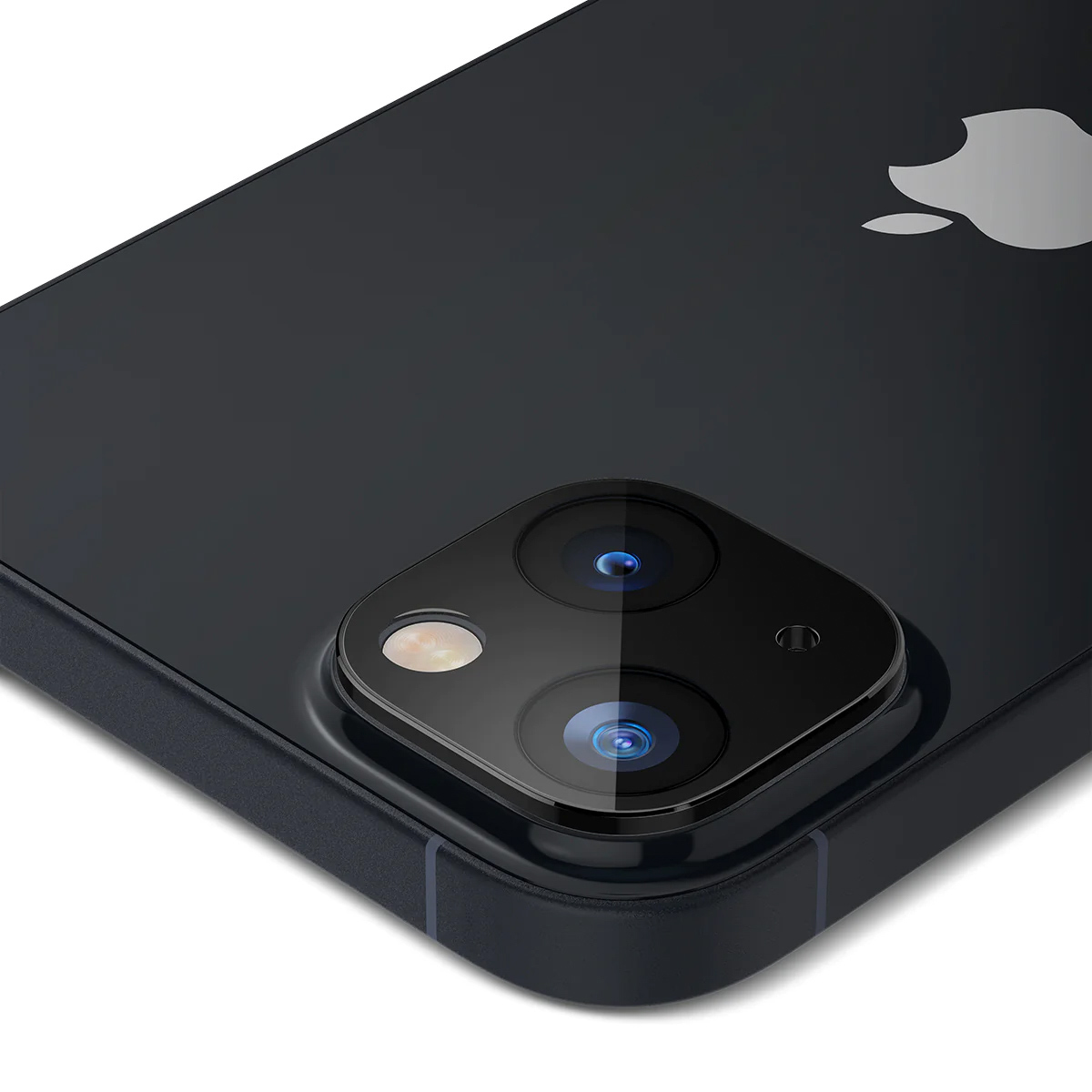 Gros plan sur les lentilles de la caméra d'un téléphone noir.