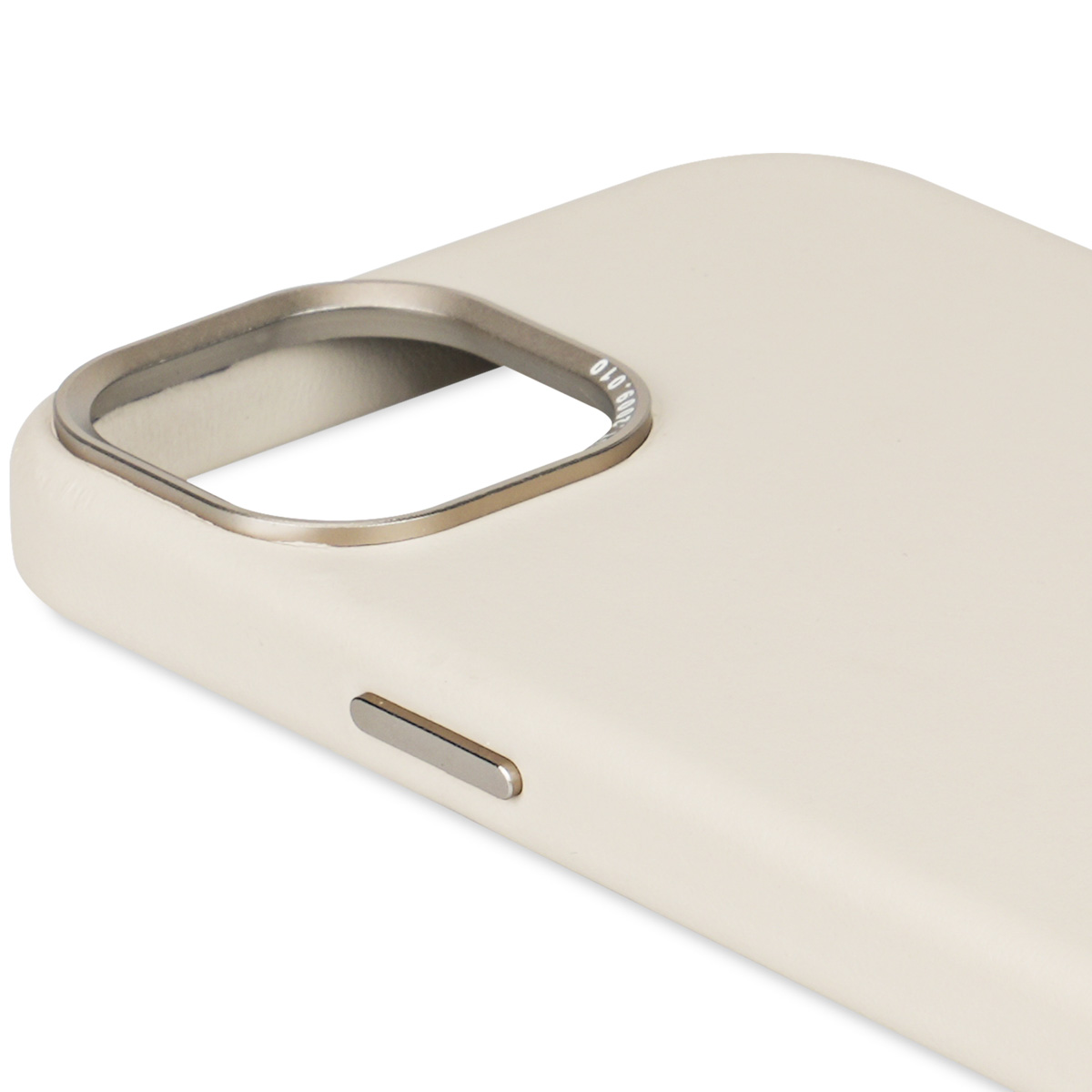 Close-up van een telefoonhoesje, gebroken witte kleur, met een zilveren cameralensring en knop.