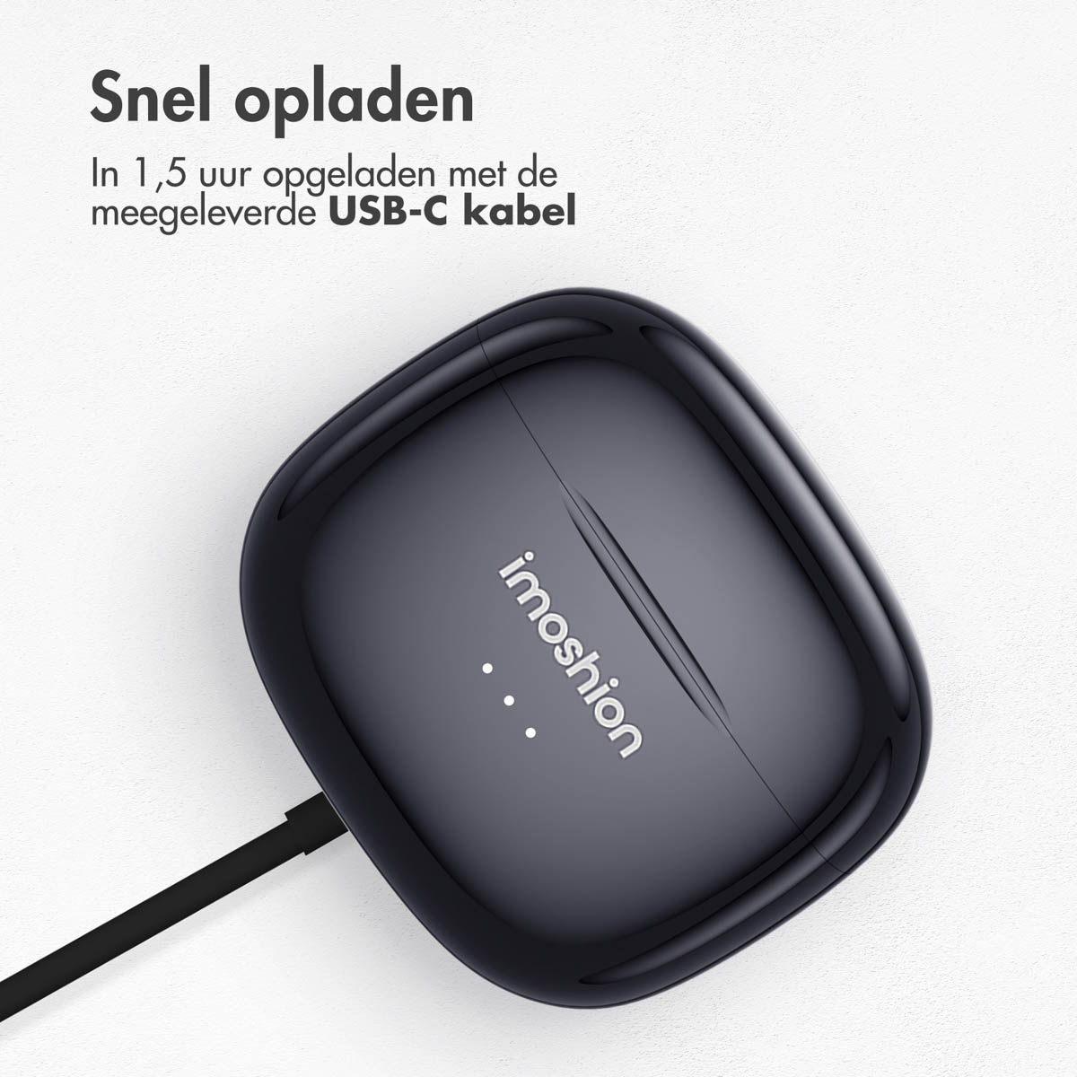Black charging case with earbuds inside. Black cable connected. Text says 'Snel opladen'.