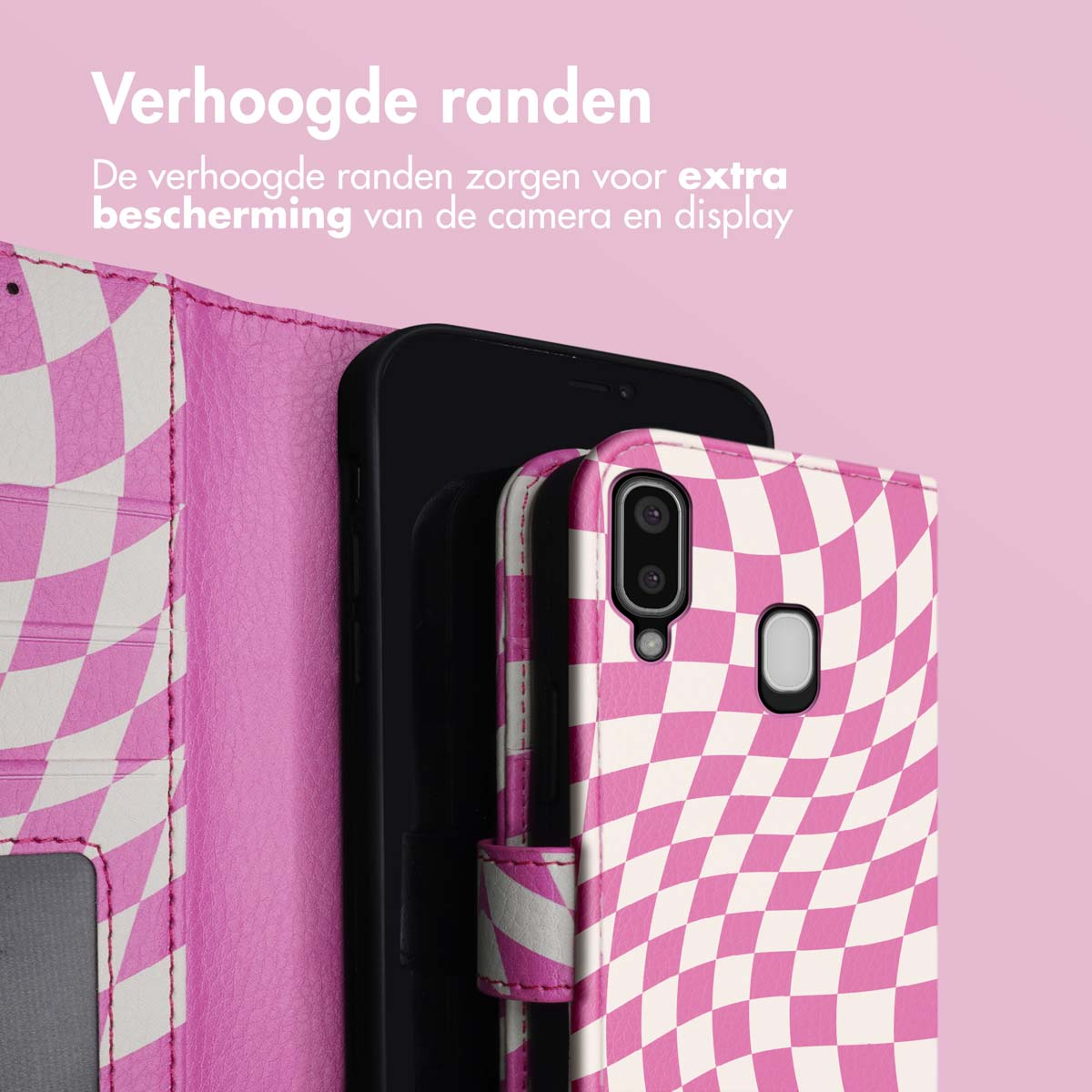 Roze en witte geruite telefoonhoes, die een zwarte telefoon beschermt. De hoes is open en toont de telefoon.