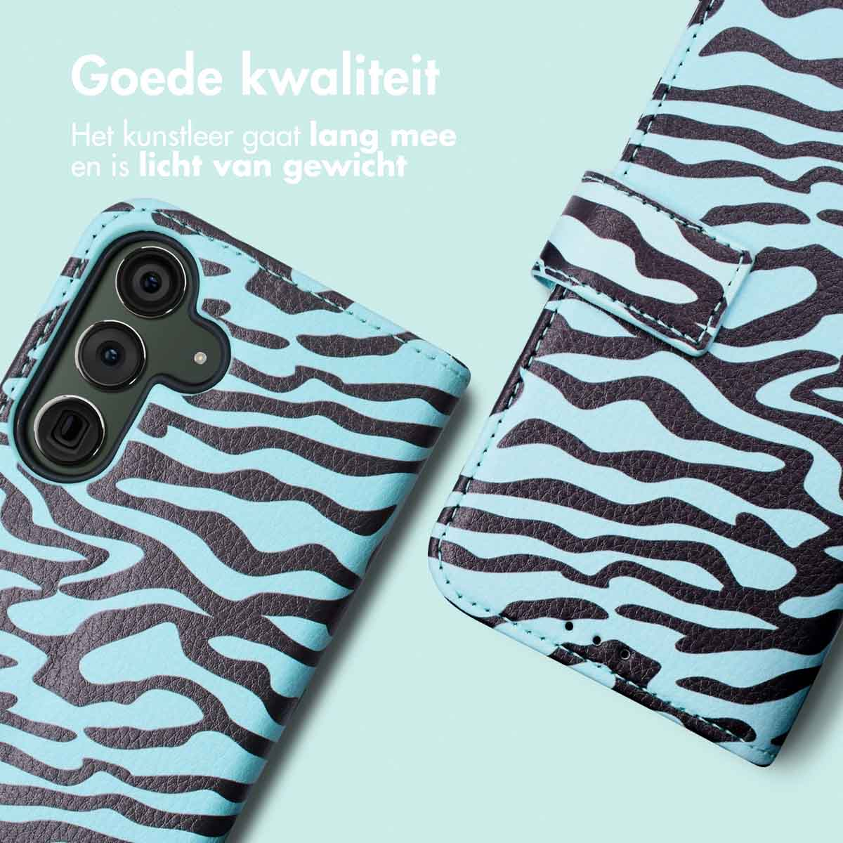 Blauwe telefoonhoes met zebraprint. Een flap zit rechts.