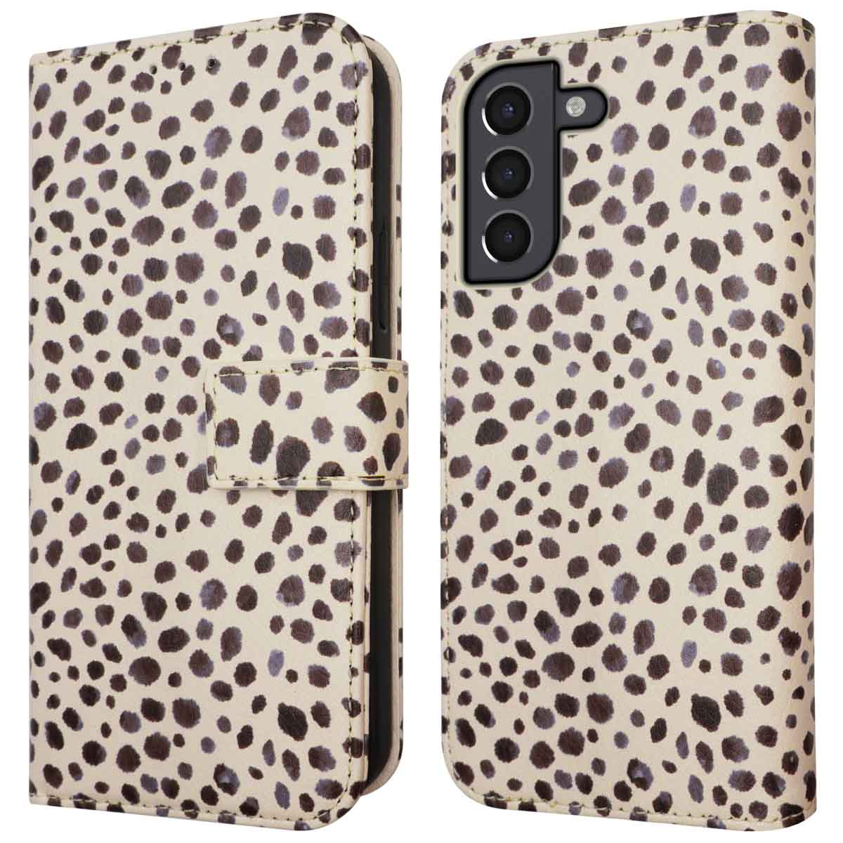Telefoonhoes in crème met zwarte stippen. Heeft een flap en magneetsluiting. Telefooncamera is zichtbaar.