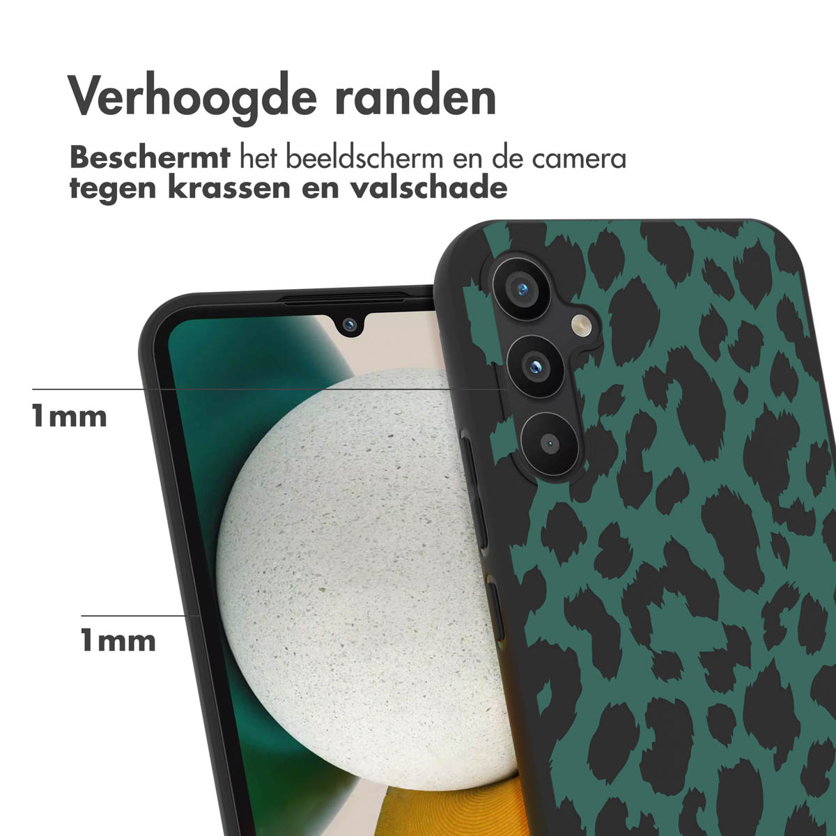 Groene telefoonhoes met zwarte luipaardprint. Telefoonscherm zichtbaar, hoes heeft verhoogde randen.