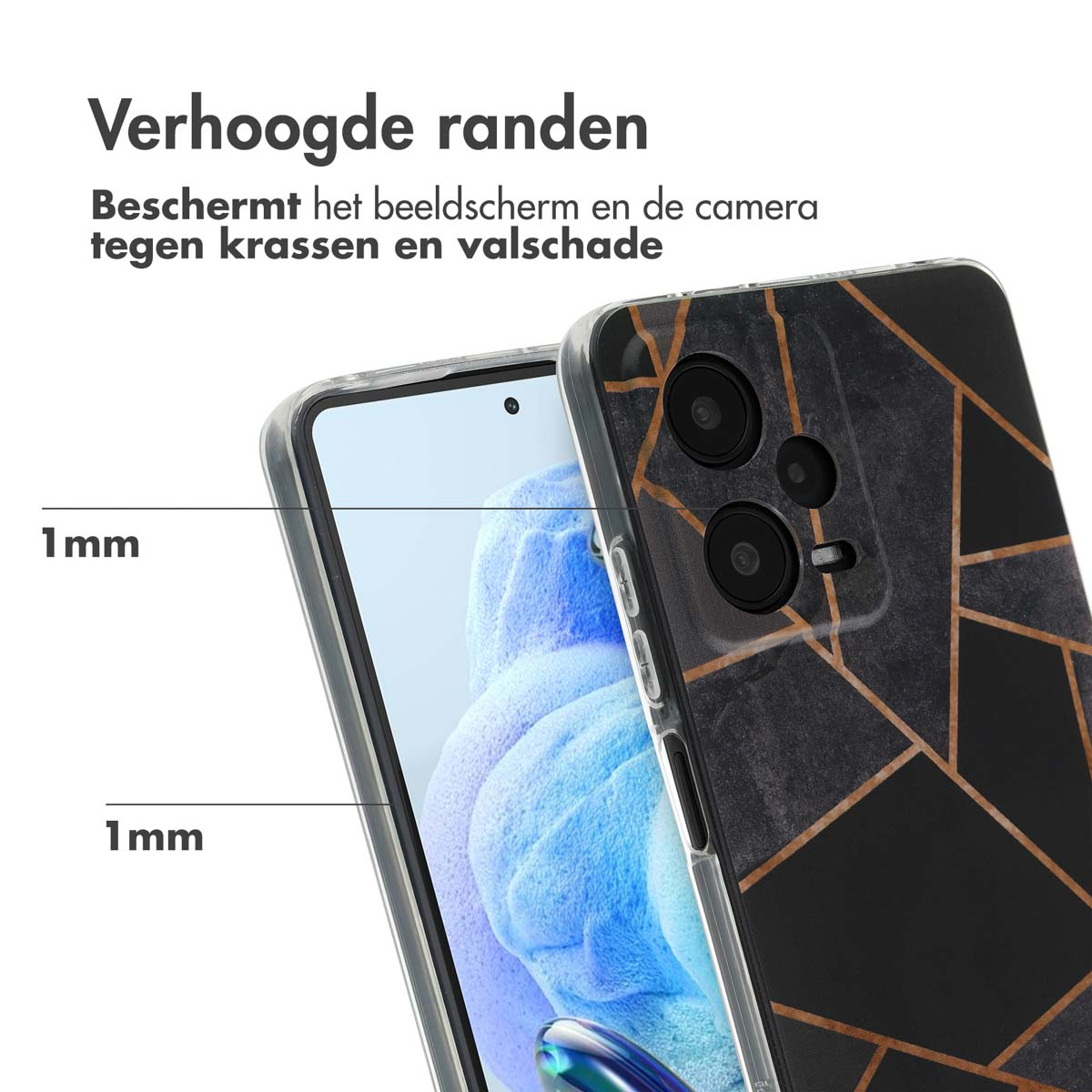 Close-up van een telefoonhoesje. De hoes is transparant met een zwart-goud geometrisch ontwerp. Tekst: Verhoogde randen.