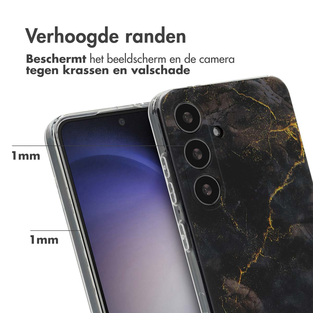 Close-up van een telefoonhoesje. De hoes is transparant met een zwart-goud marmerontwerp. Tekst: Verhoogde randen.