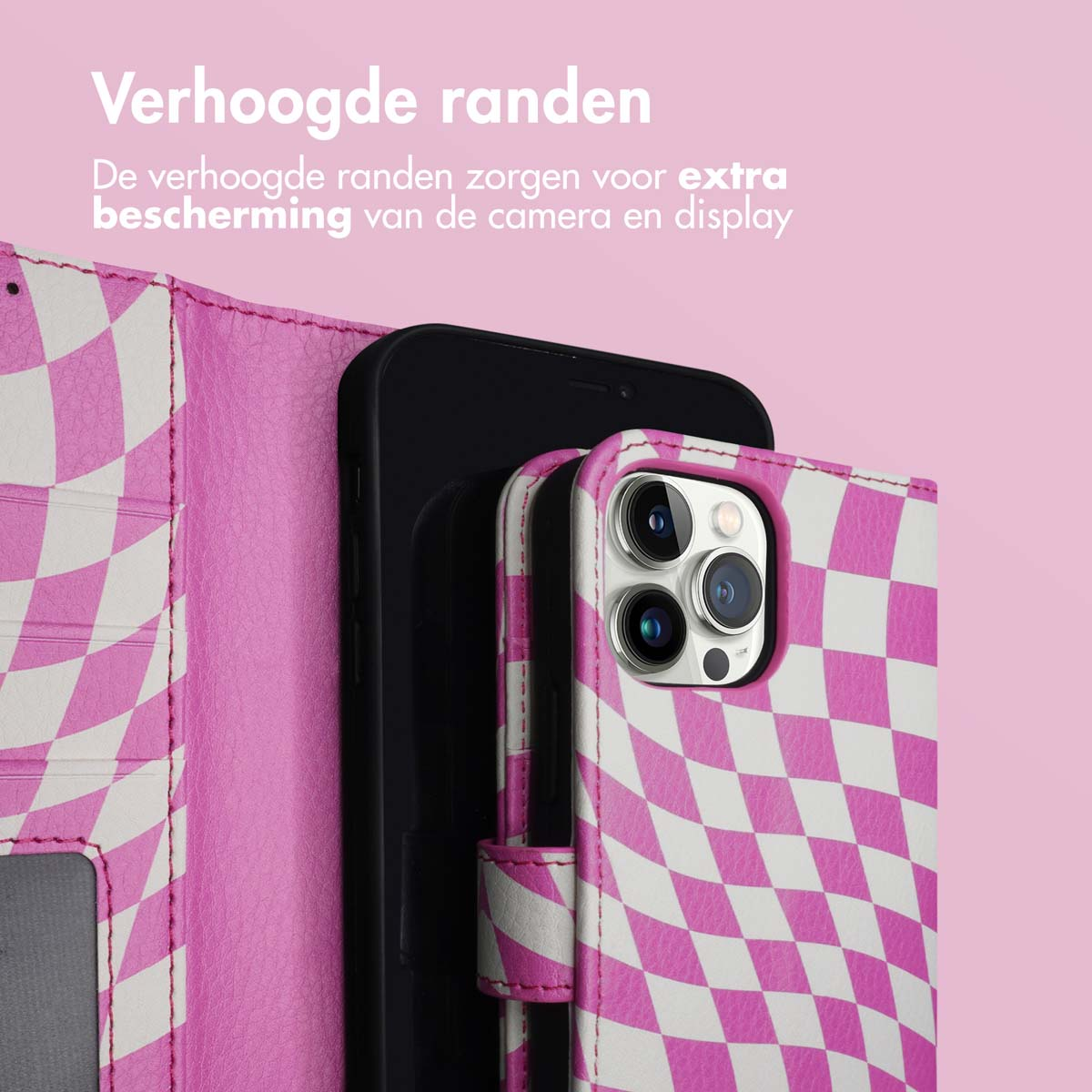 Telefoon en hoesje. De hoes heeft een roze en wit geblokt patroon. Telefoon zit erin.