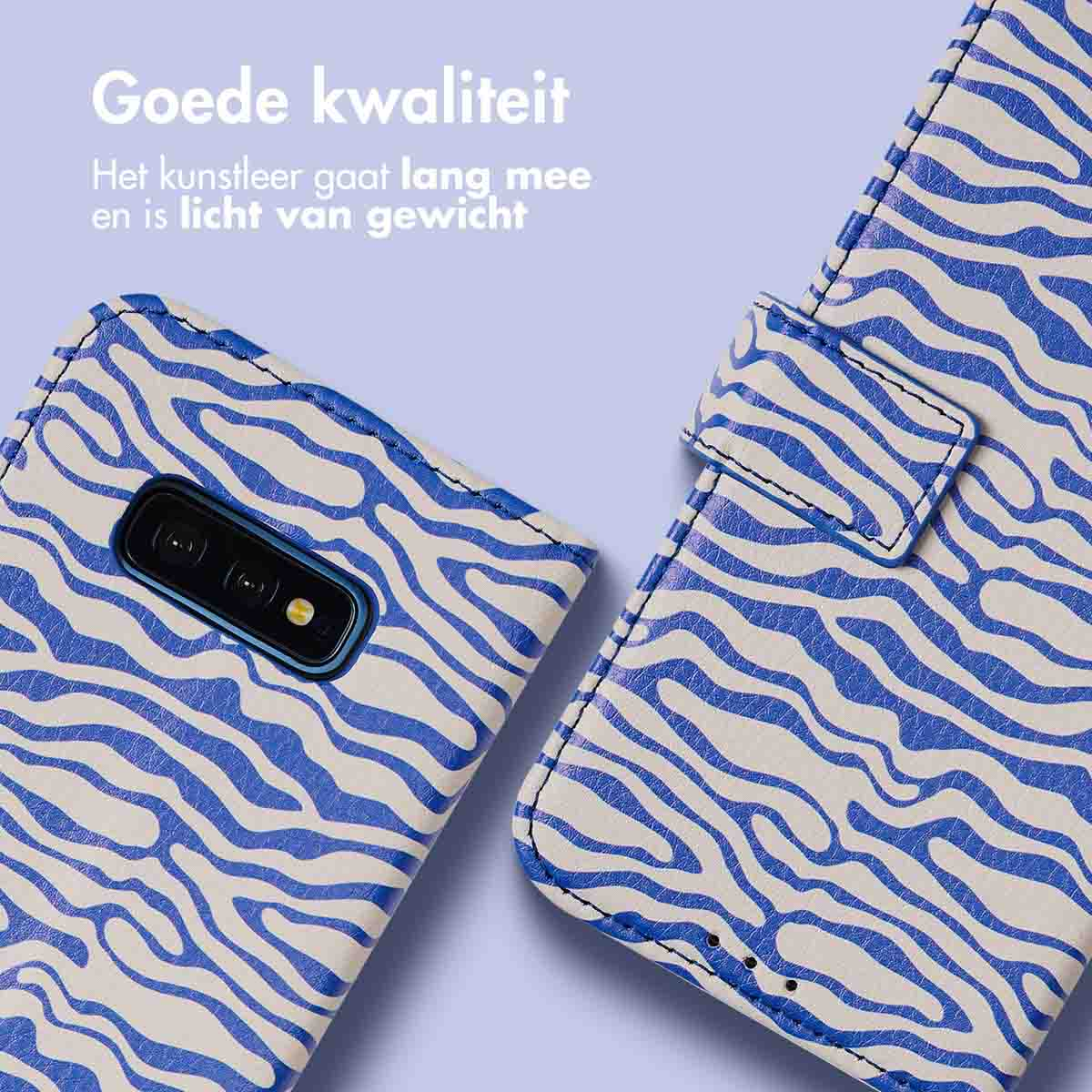 Coque de téléphone avec un motif zèbre bleu et blanc. Dispose d'un rabat et d'une fermeture magnétique. Caméra visible.