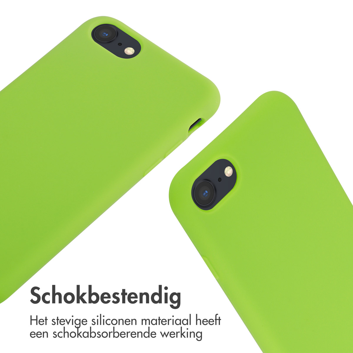 Twee groene telefoonhoesjes met camera gaten. Ze zijn schuin, op een witte achtergrond.